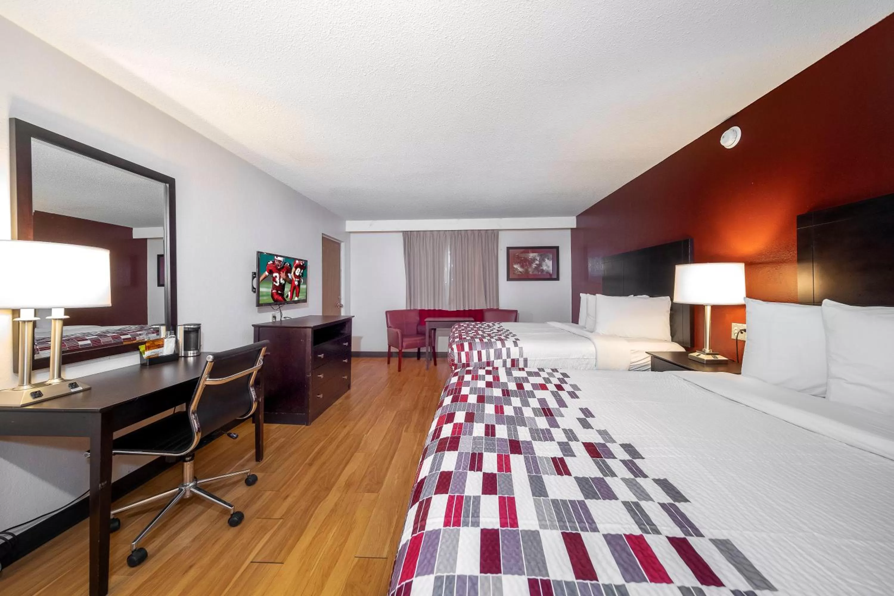 Photo of the whole room, Bed in Red Roof Inn Lumberton