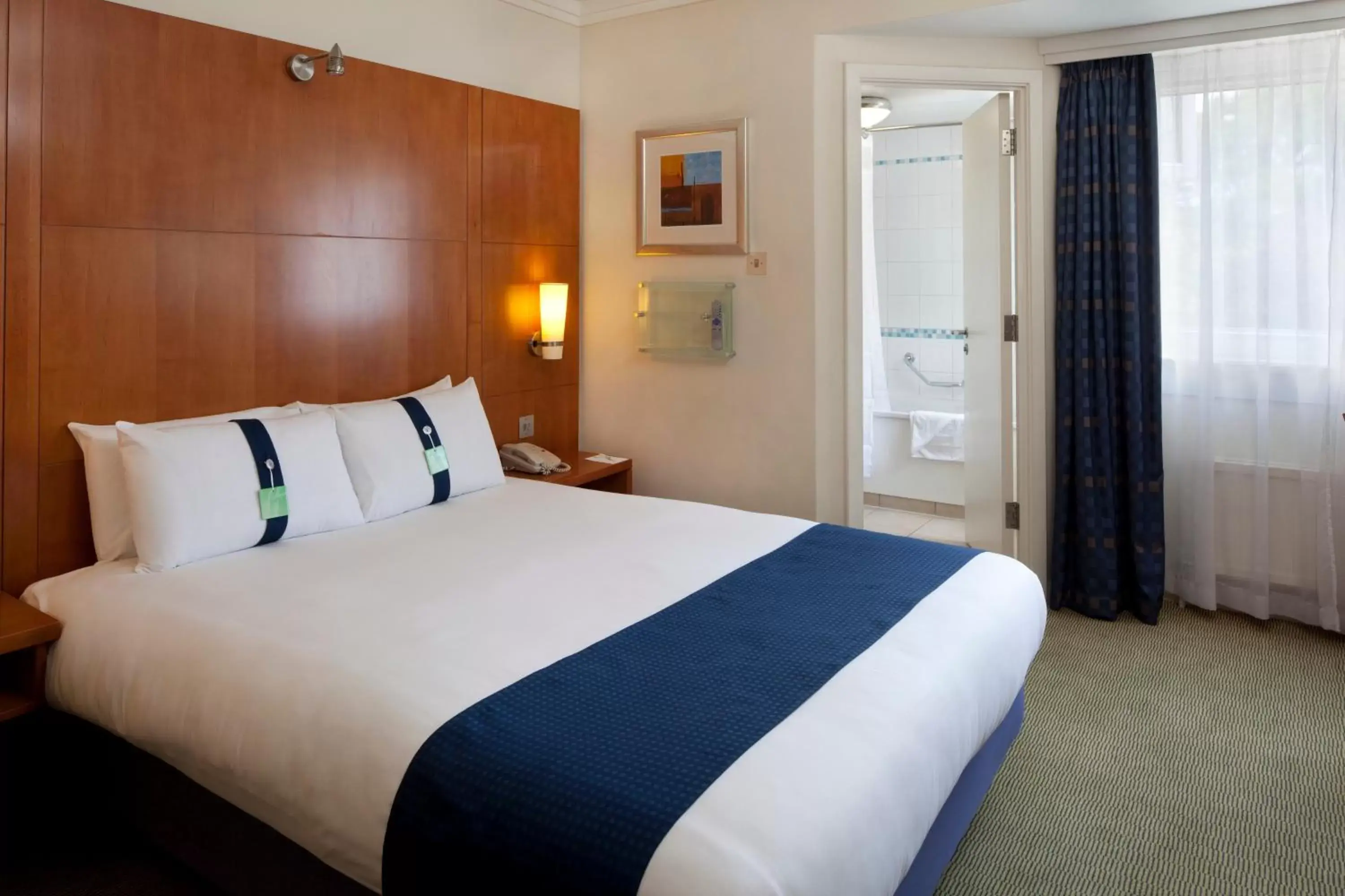 Photo of the whole room, Bed in Holiday Inn Basingstoke, an IHG Hotel