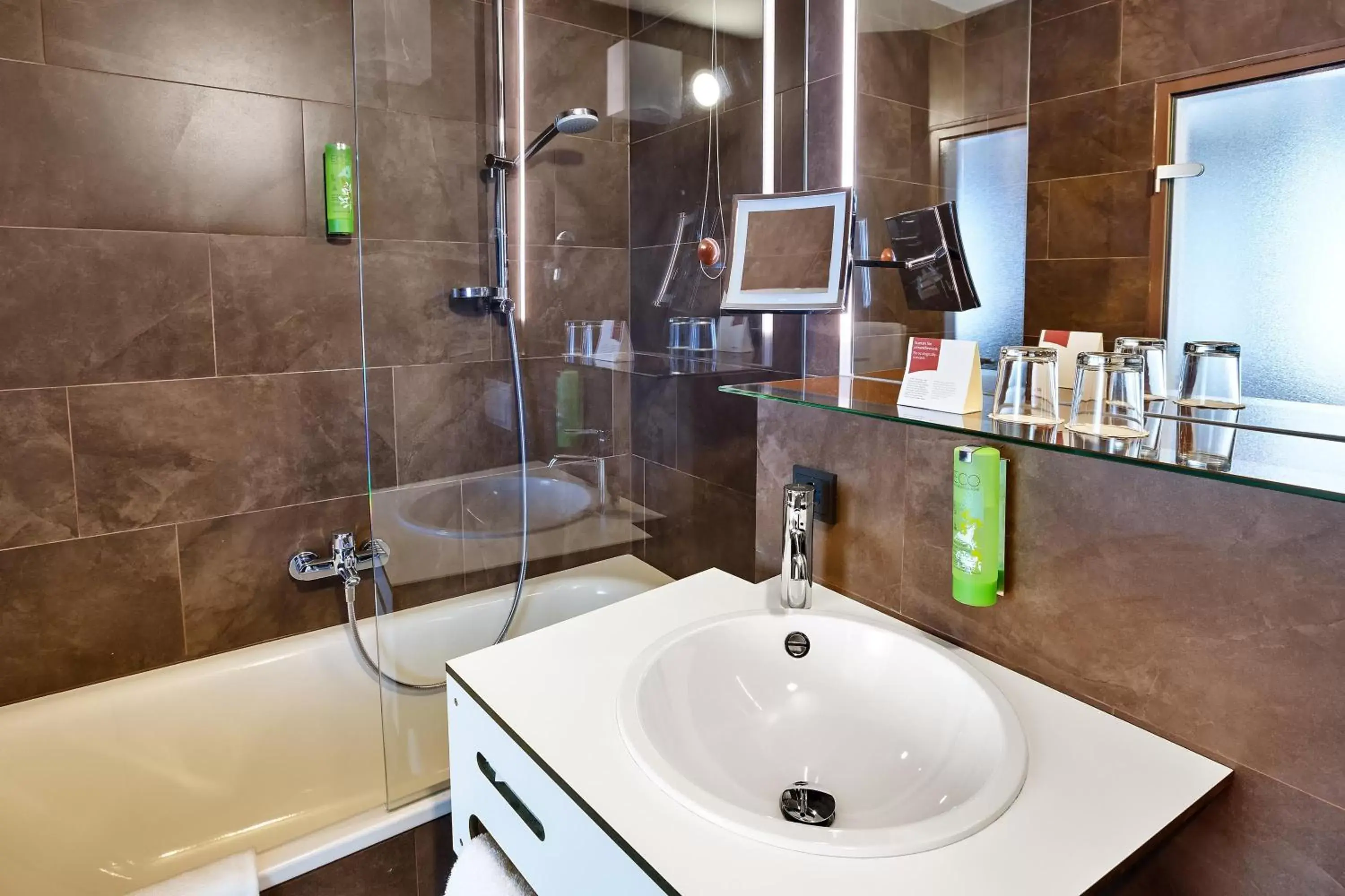 Shower, Bathroom in Austria Trend Hotel beim Theresianum Wien