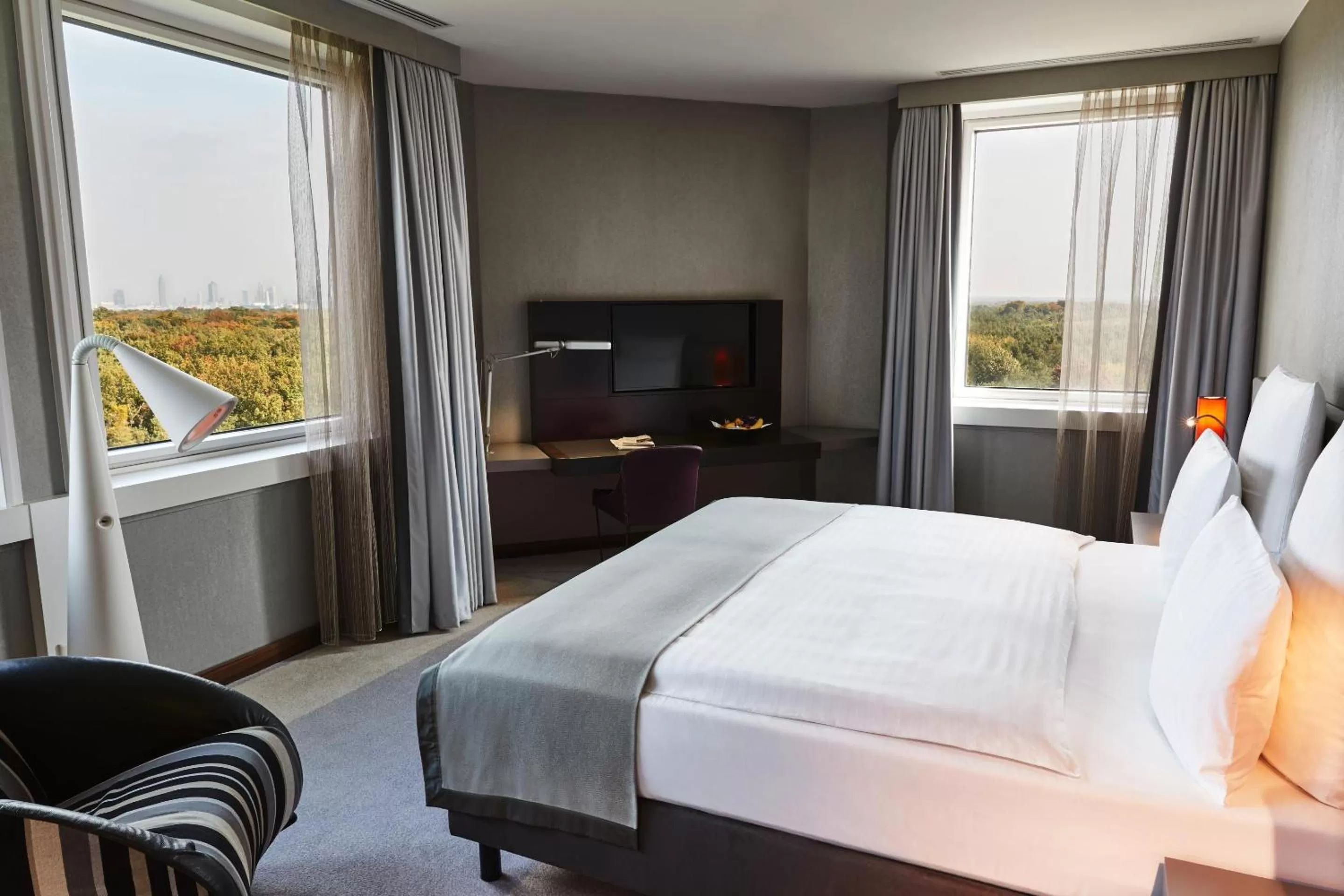 Bedroom, Bed in Steigenberger Airport Hotel Frankfurt