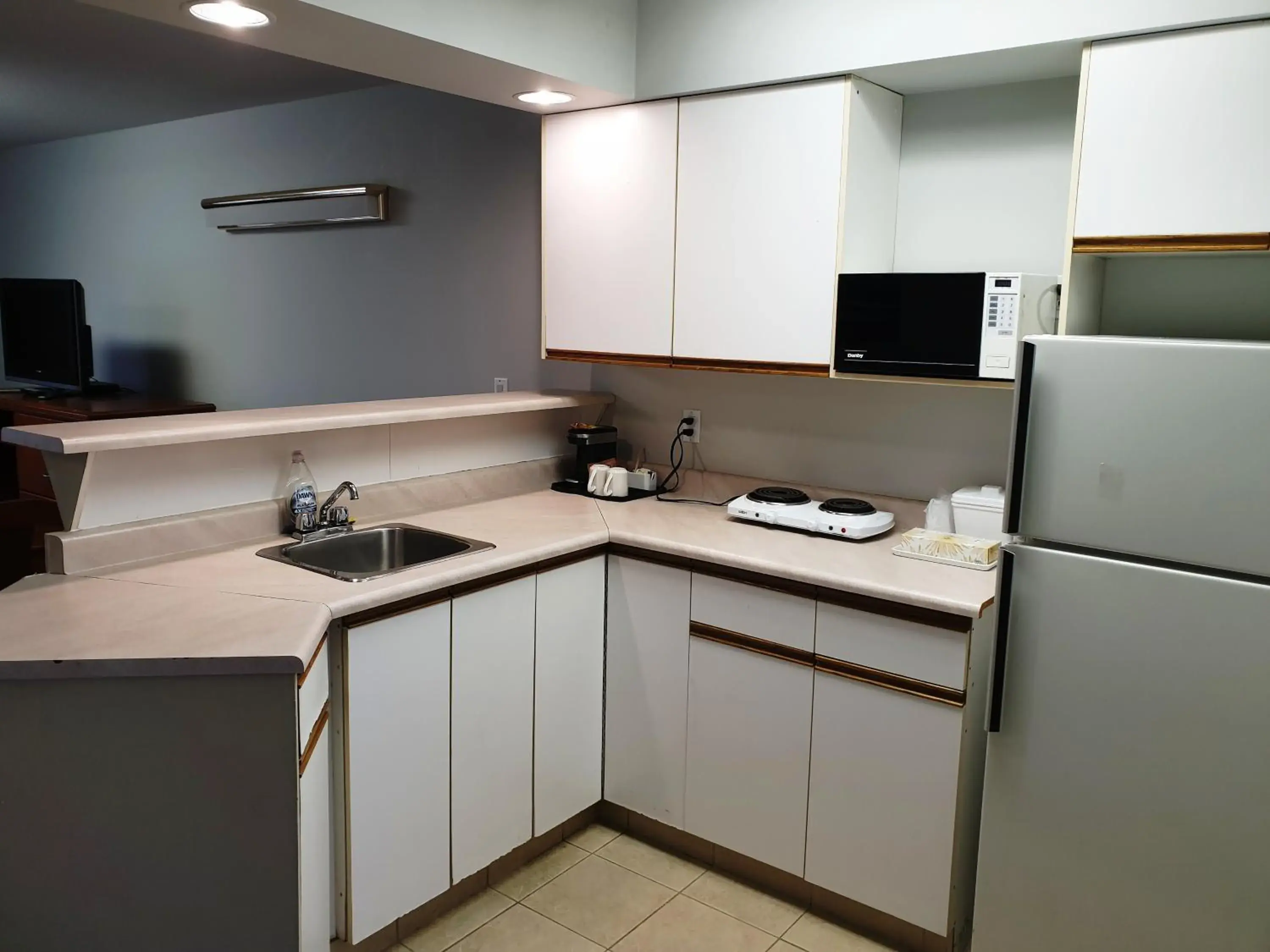 Kitchen/Kitchenette in Riverland Inn & Suites