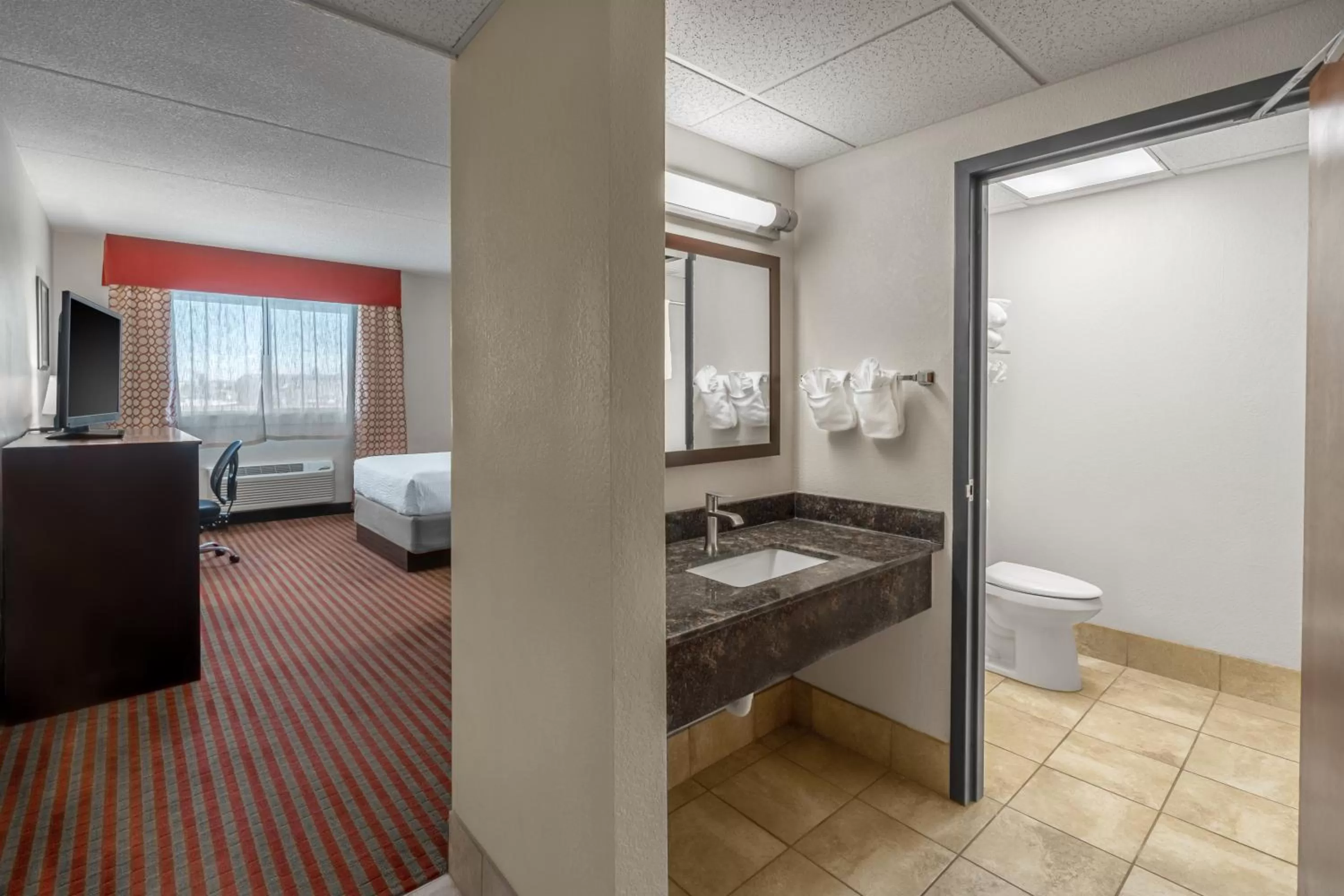 Bathroom, Bed in Grand Williston Hotel and Conference Center