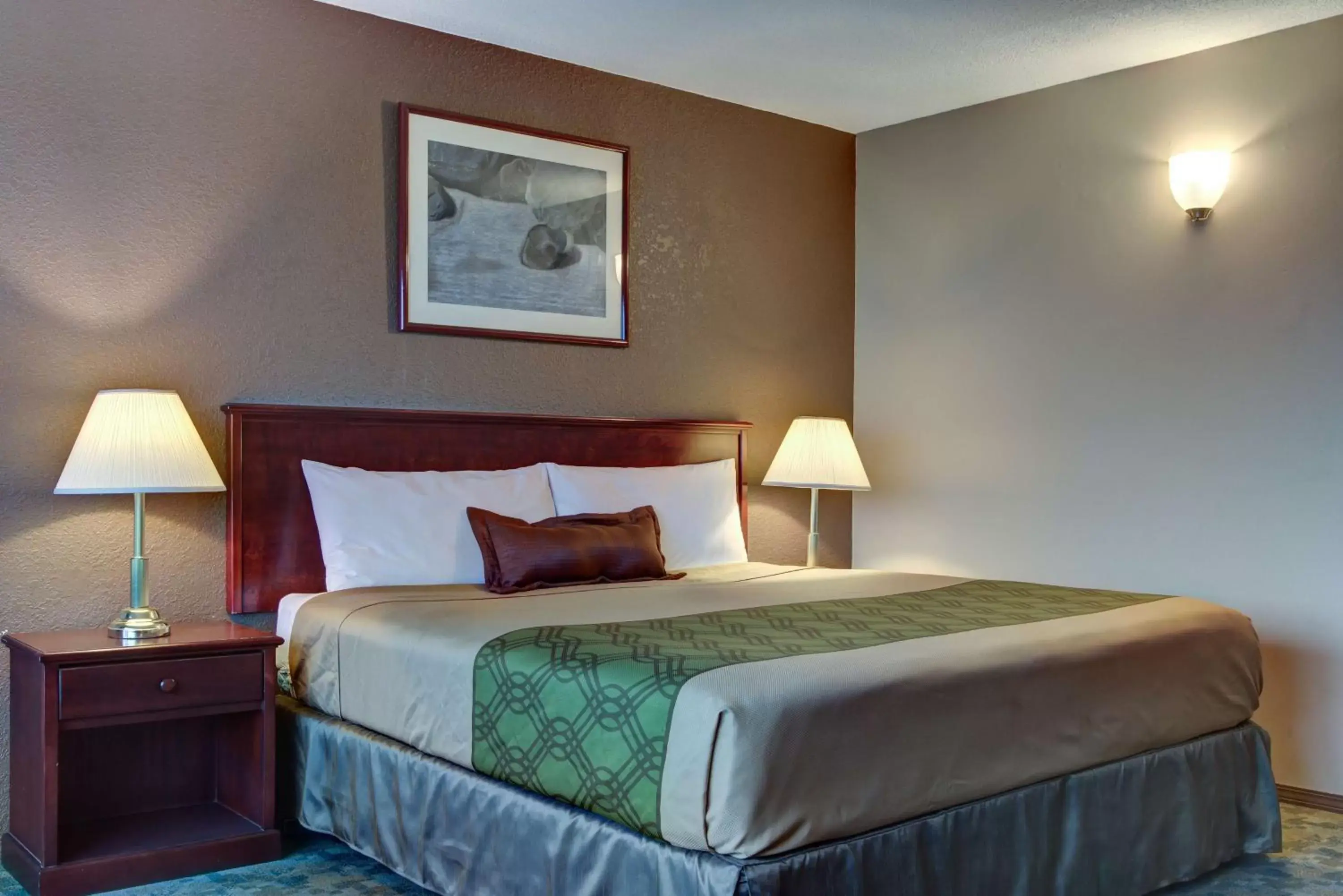 Photo of the whole room, Bed in Knights Inn Kamloops