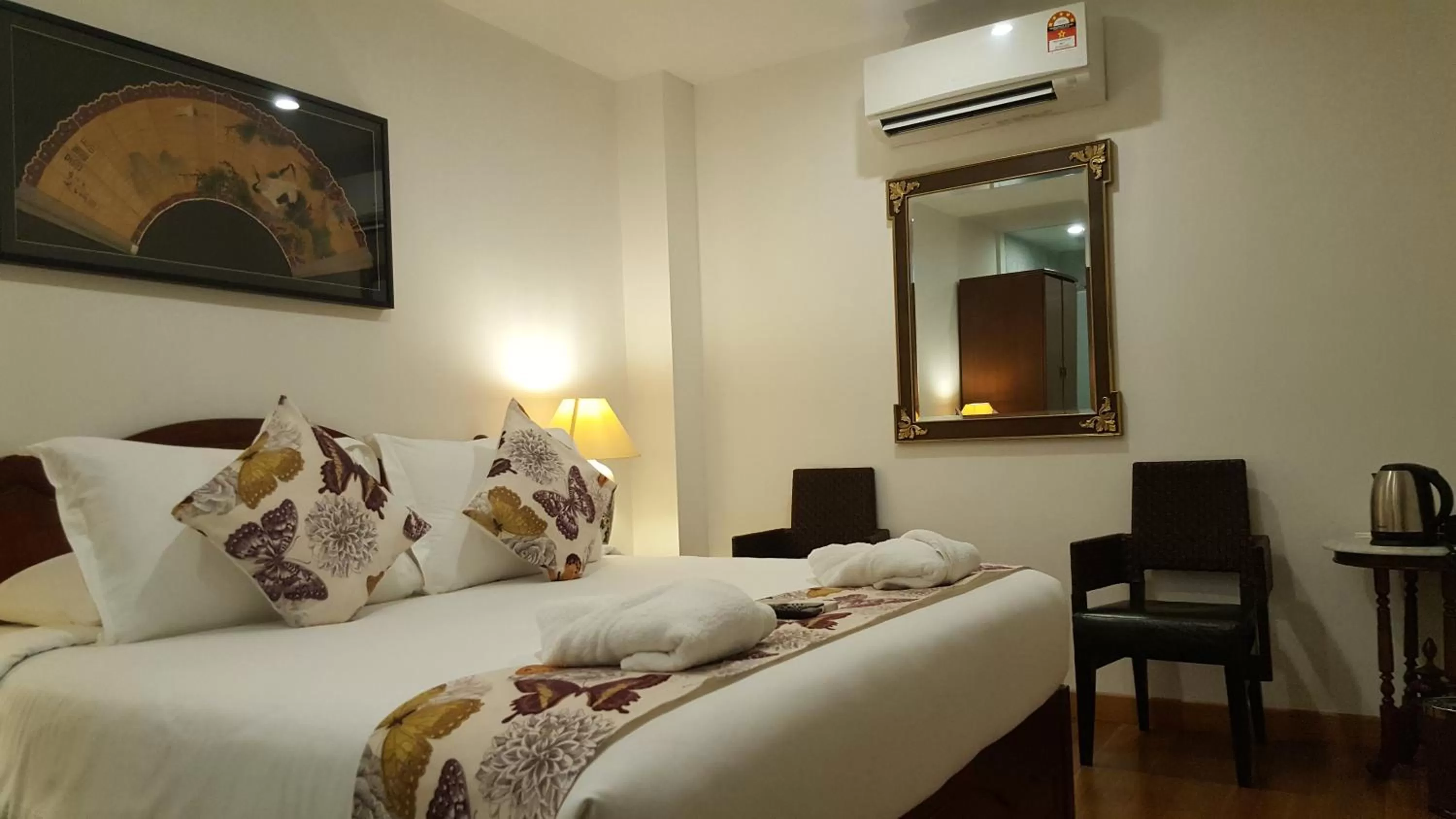 Bed in Heeren Straits Hotel