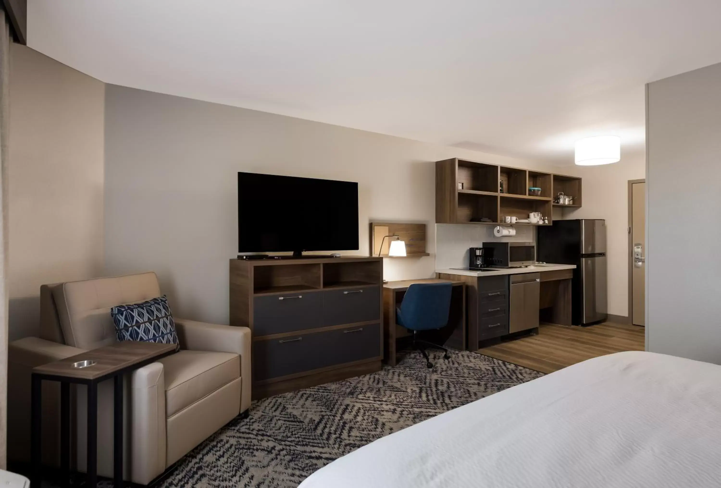 Kitchen or kitchenette, TV/Entertainment Center in Candlewood Suites Lafayette, an IHG Hotel
