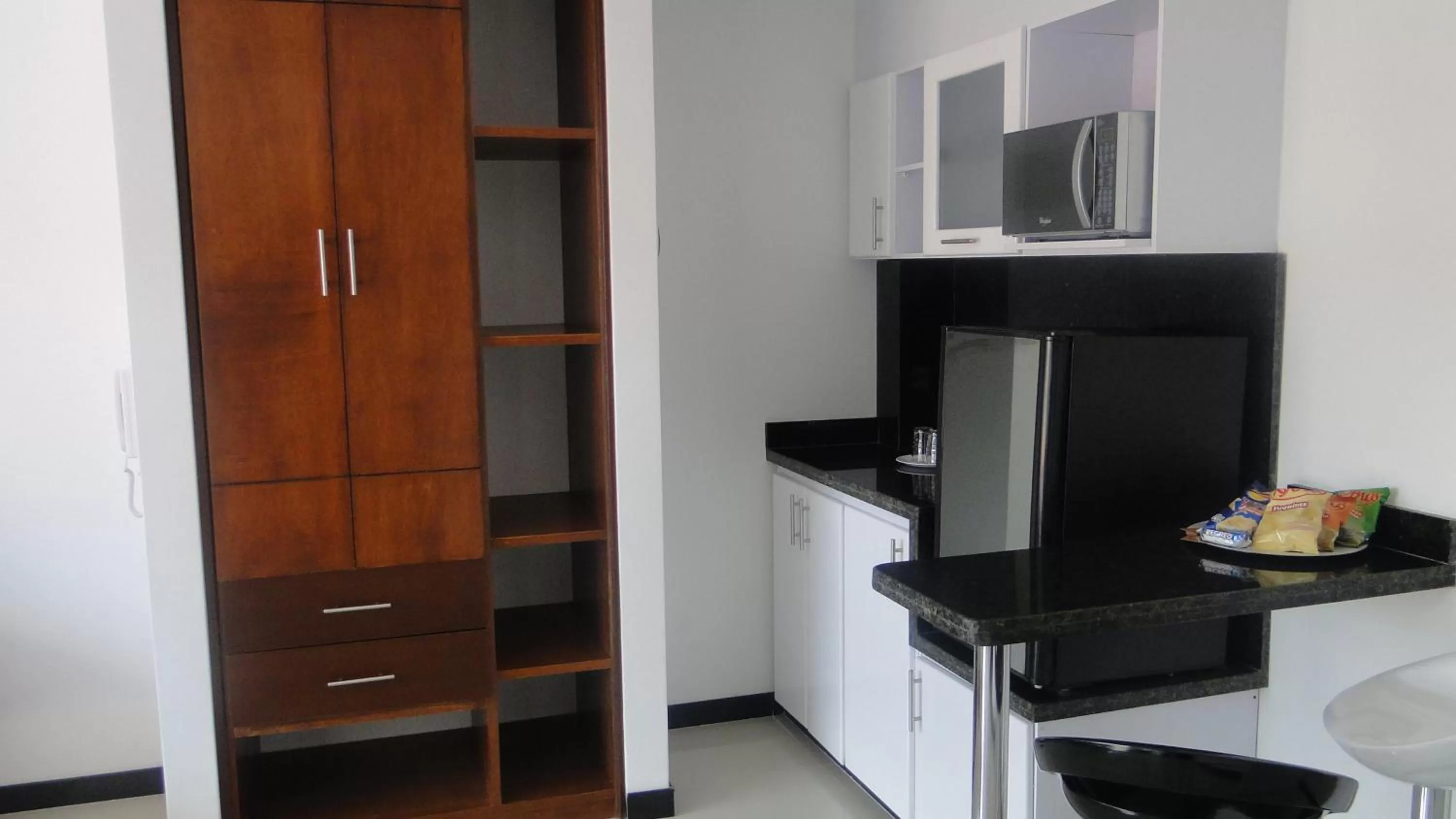 Kitchen or kitchenette, TV/Entertainment Center in Hotel Campestre Villa Juliana