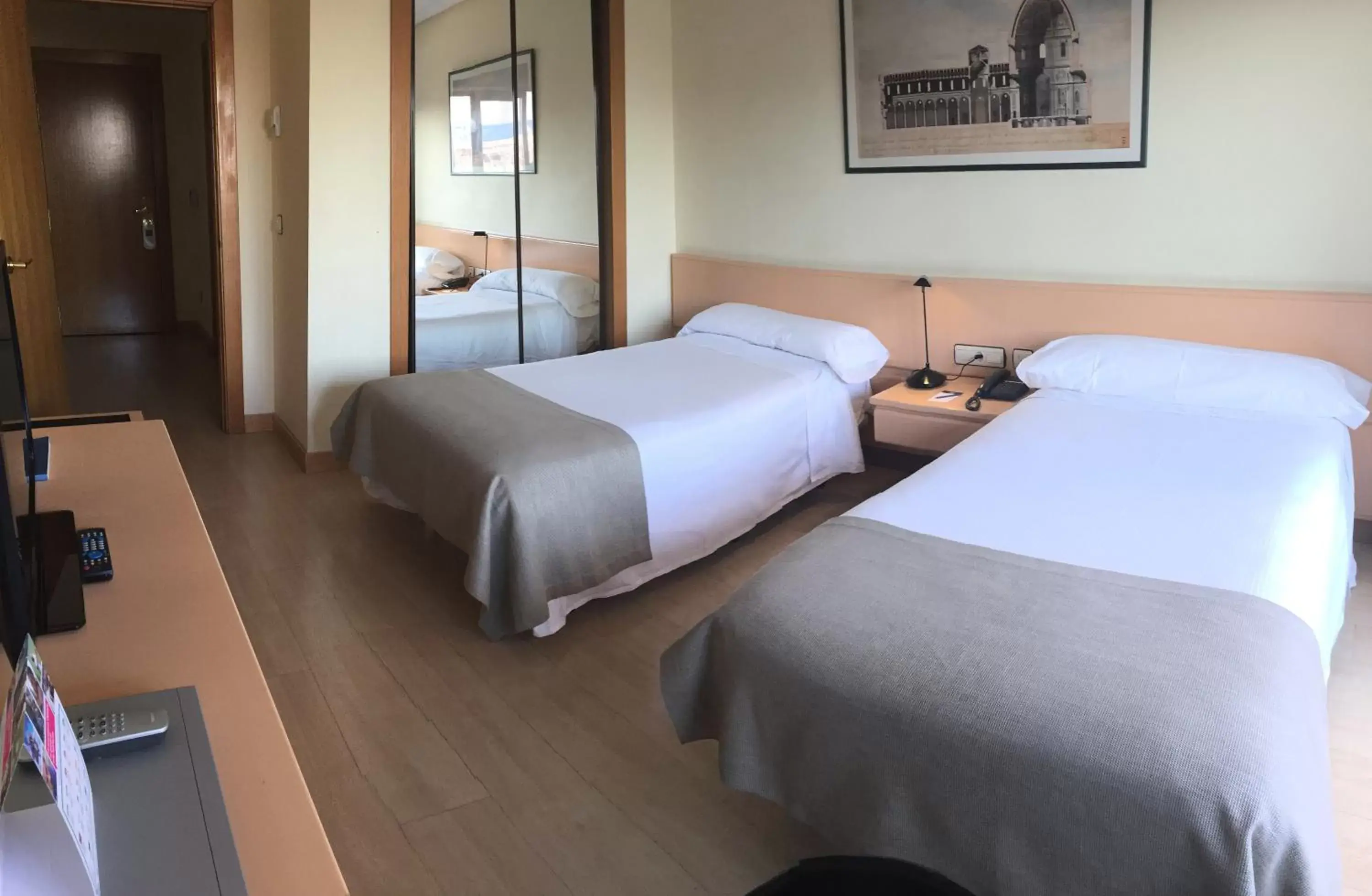 Photo of the whole room, Bed in Parquesur