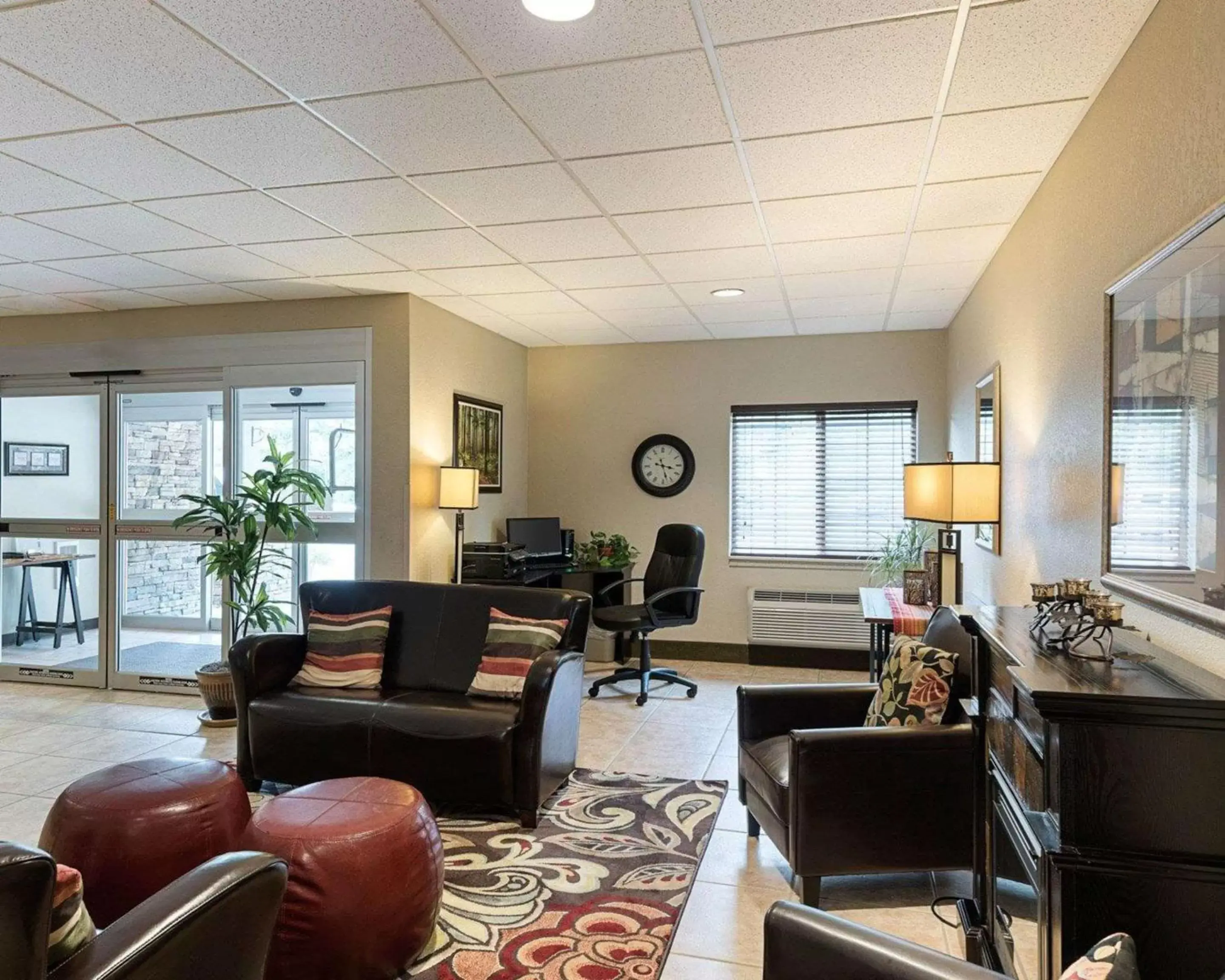 Lobby or reception, Seating Area in Suburban Studios Morgantown