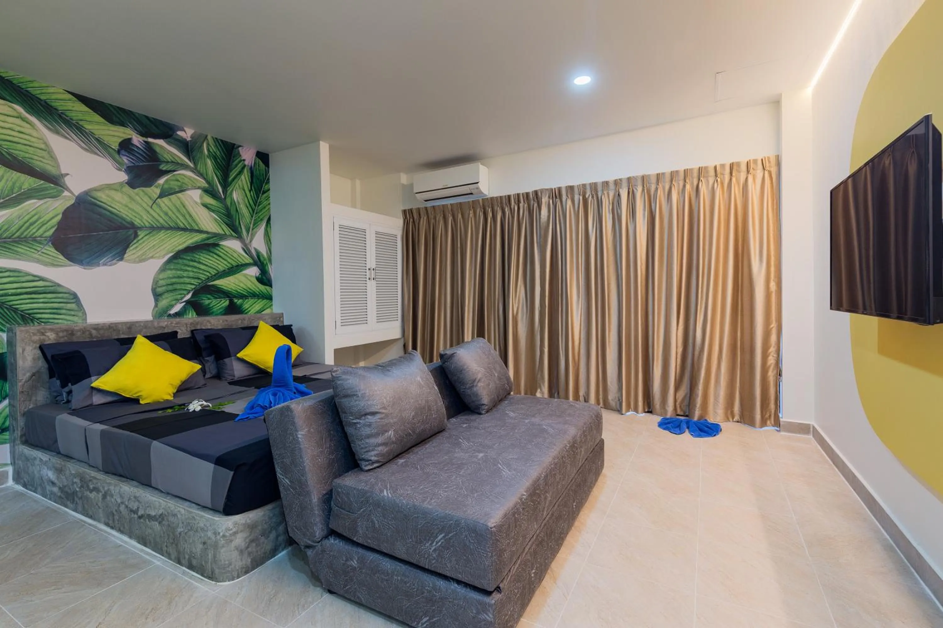 TV and multimedia in Baan Chaylay Resort Karon