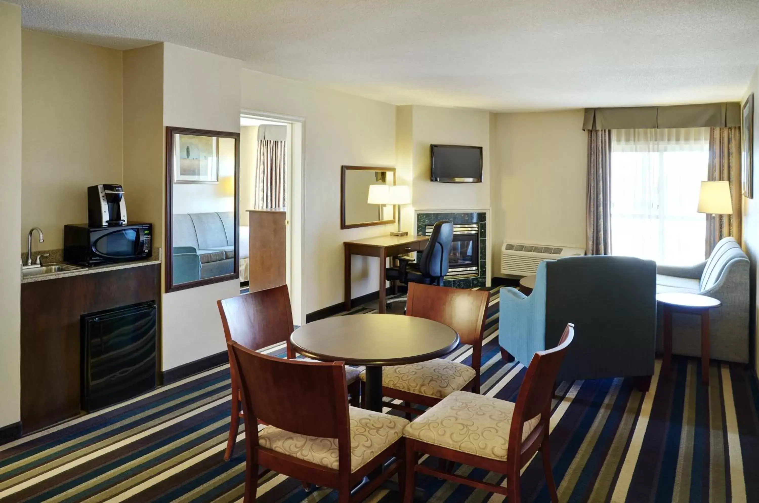 Photo of the whole room, Seating Area in Holiday Inn Conference Centre Edmonton South, an IHG Hotel