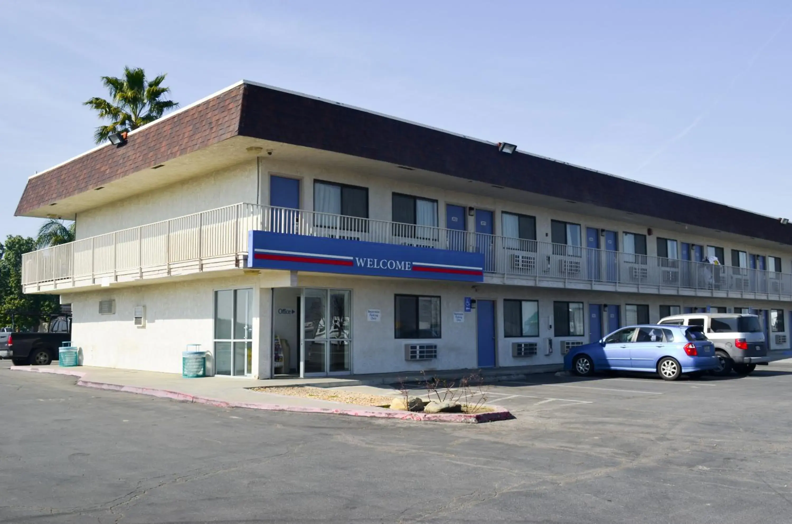 Property building in Motel 6 Lost Hills / Buttonwillow Racetrack Property building in Motel 6 Lost Hills / Buttonwillow Racetrack