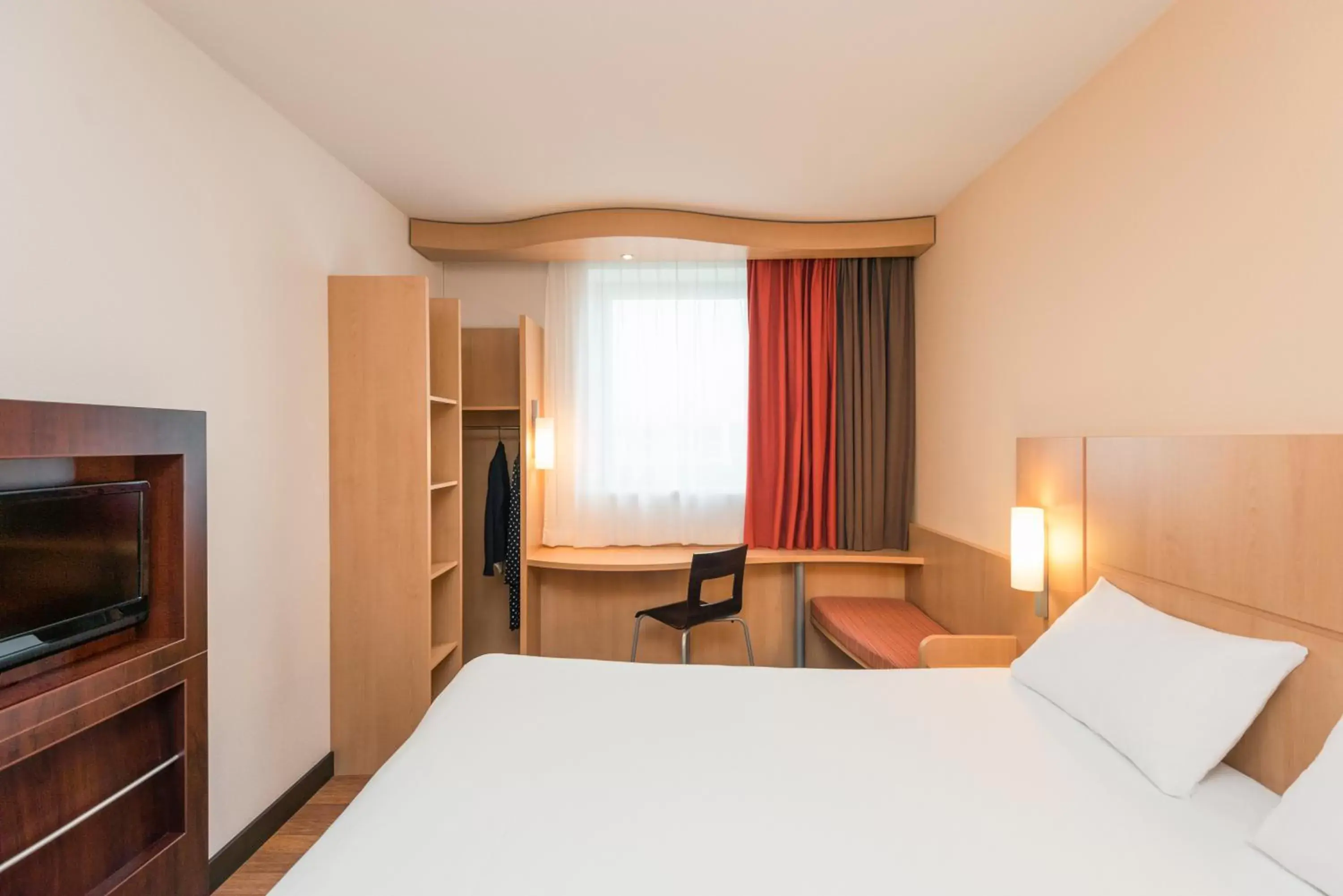 Bedroom, Bed in ibis Esch Belval