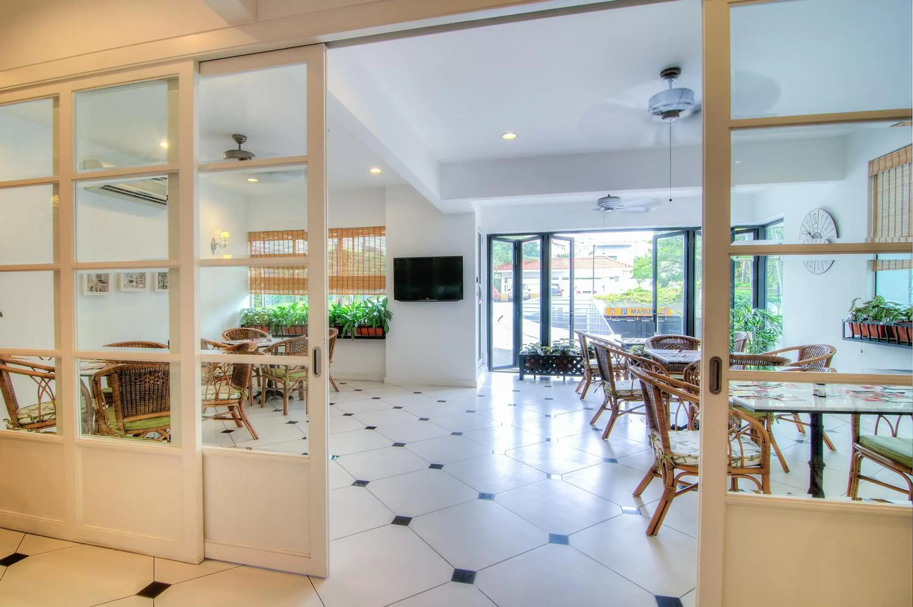 Restaurant/places to eat in Wedgewood Residences Restaurant/places to eat in Wedgewood Residences