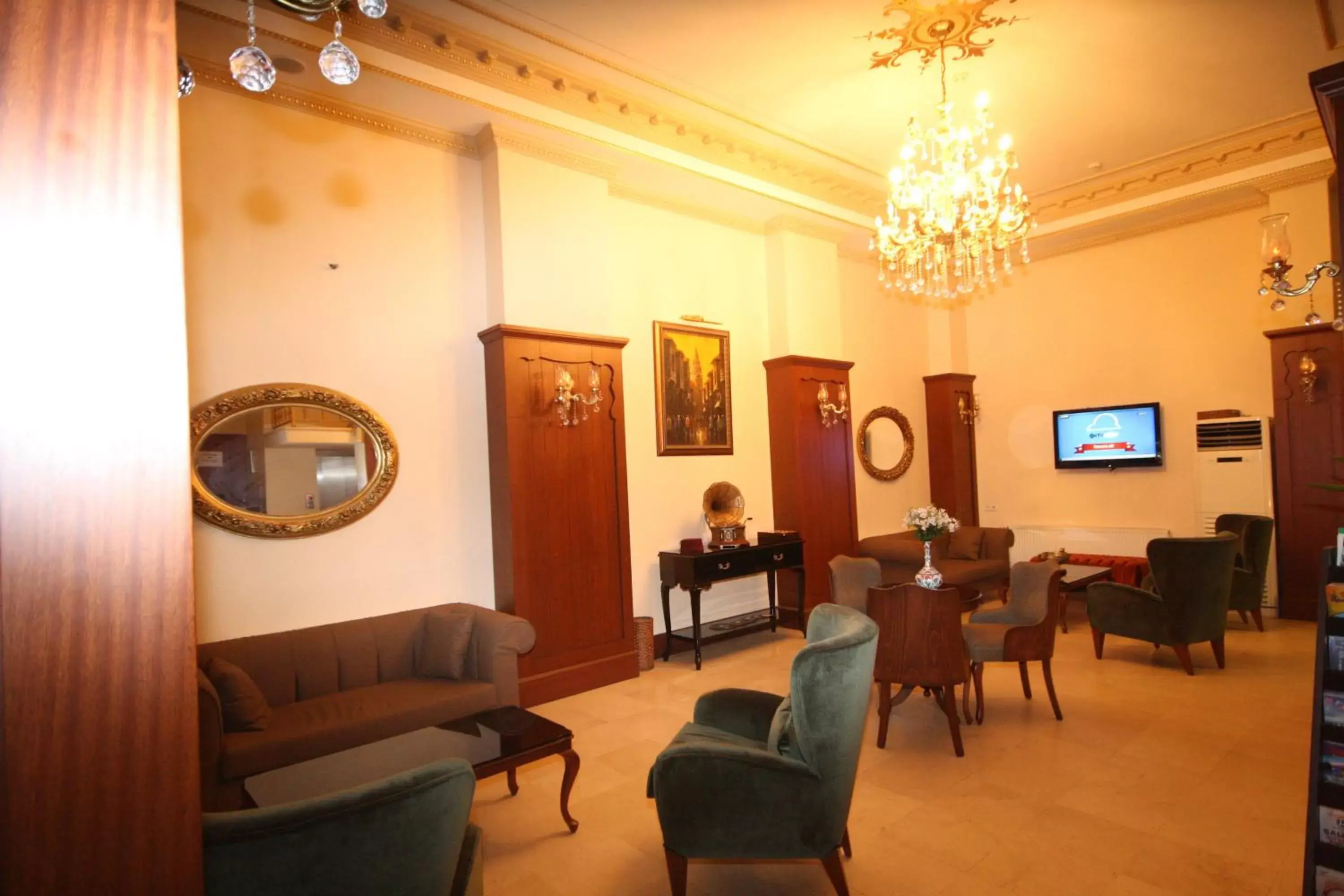 Communal lounge/ TV room, Seating Area in Sirkeci Park Hotel