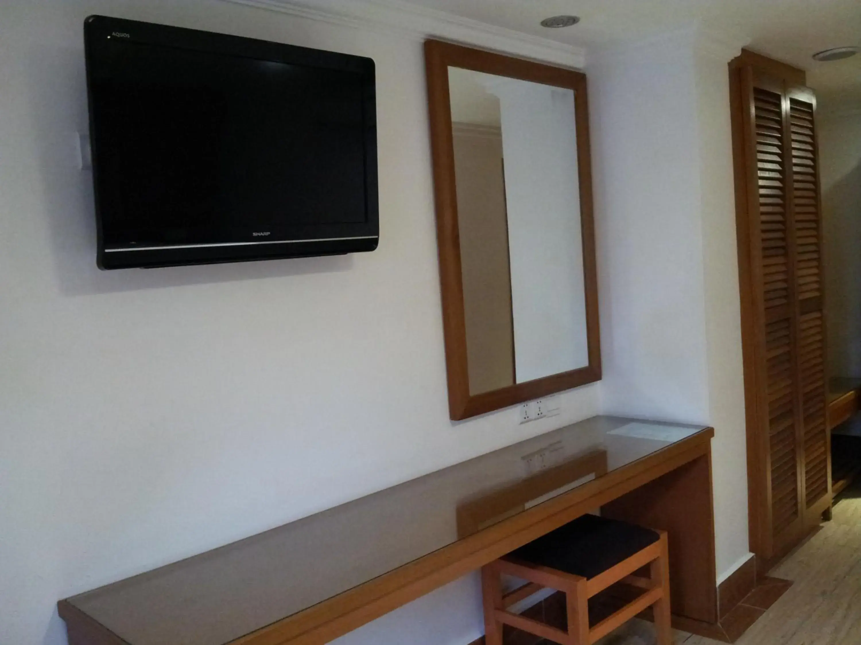 Area and facilities, TV/Entertainment Center in Cardogan Hotel