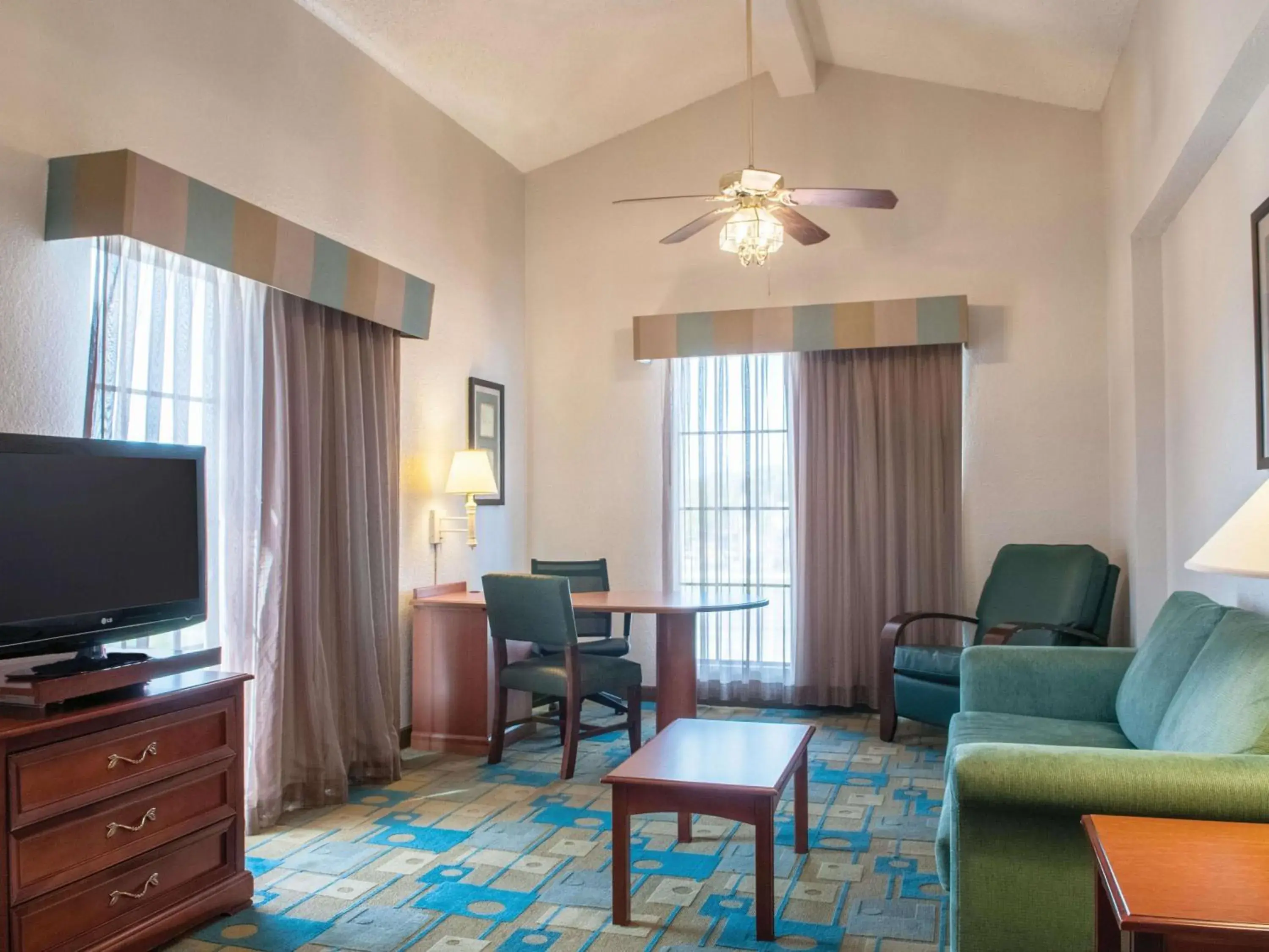 Photo of the whole room, Seating Area in La Quinta Inn by Wyndham New Orleans Veterans / Metairie