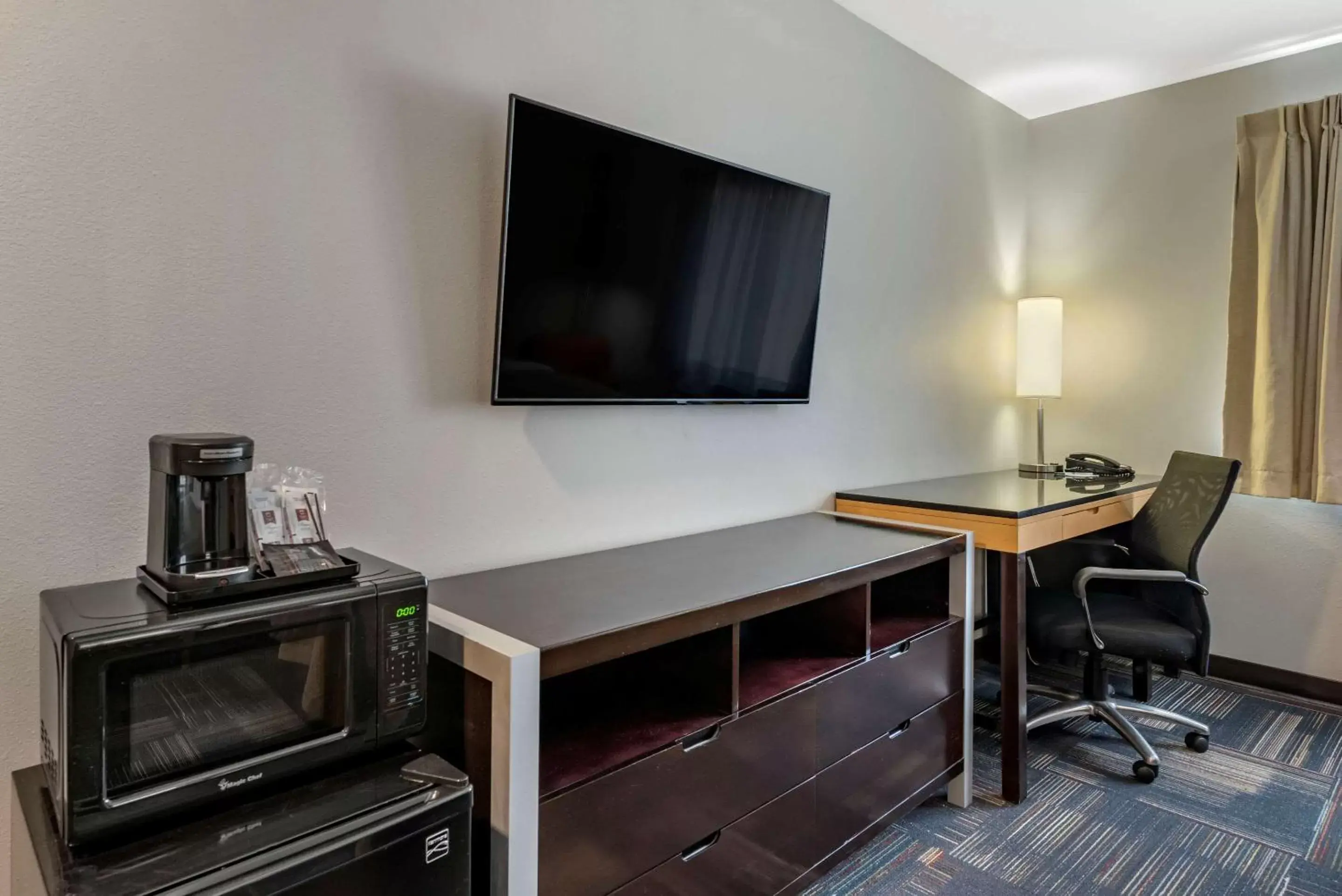 Photo of the whole room, TV/Entertainment Center in Quality Inn & Suites Evansville Downtown