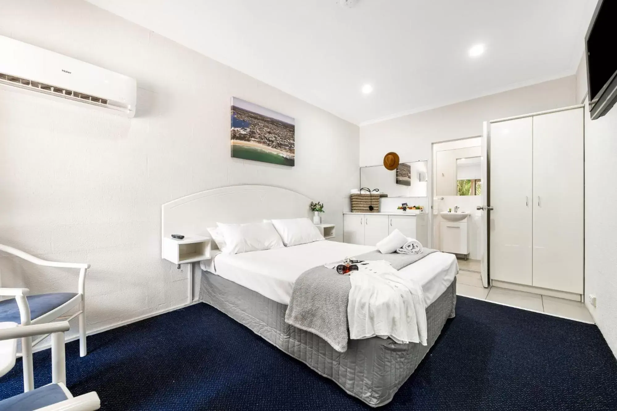Bed in Central Motel Mooloolaba and Apartments