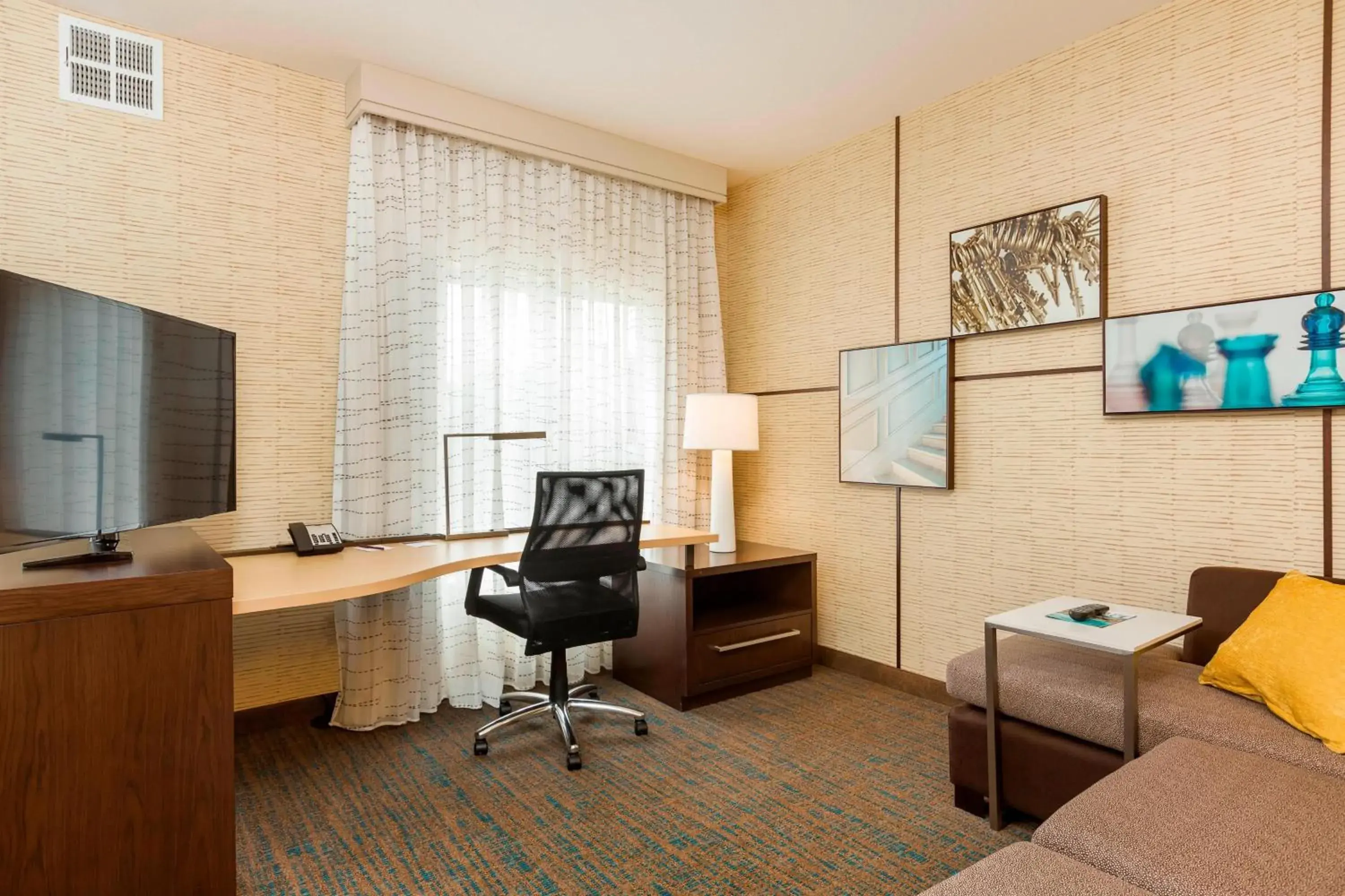Photo of the whole room, Seating Area in Residence Inn by Marriott Portland Hillsboro/Brookwood