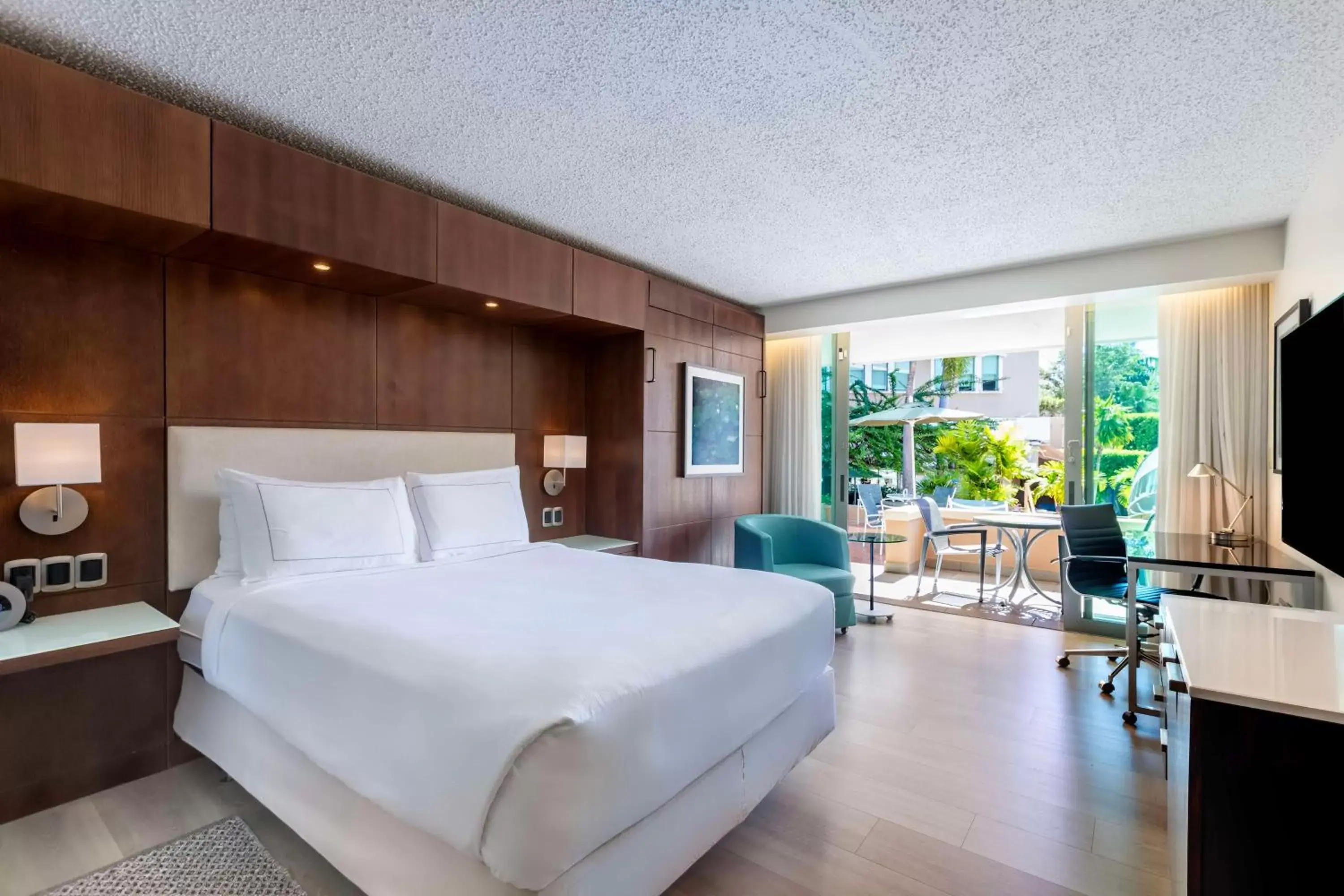 Bed in DoubleTree by Hilton San Juan
