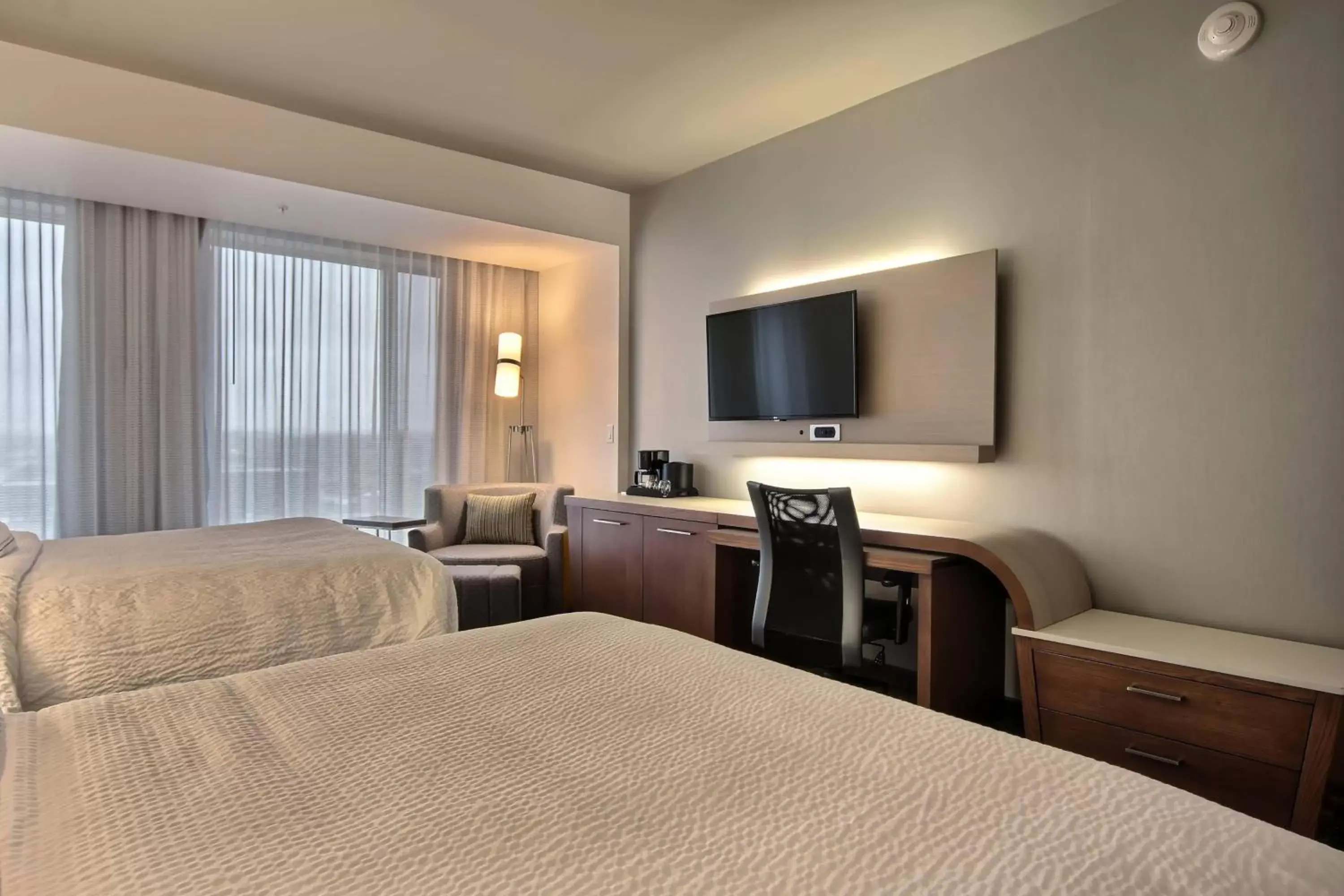 Photo of the whole room, Bed in Courtyard by Marriott Quebec City