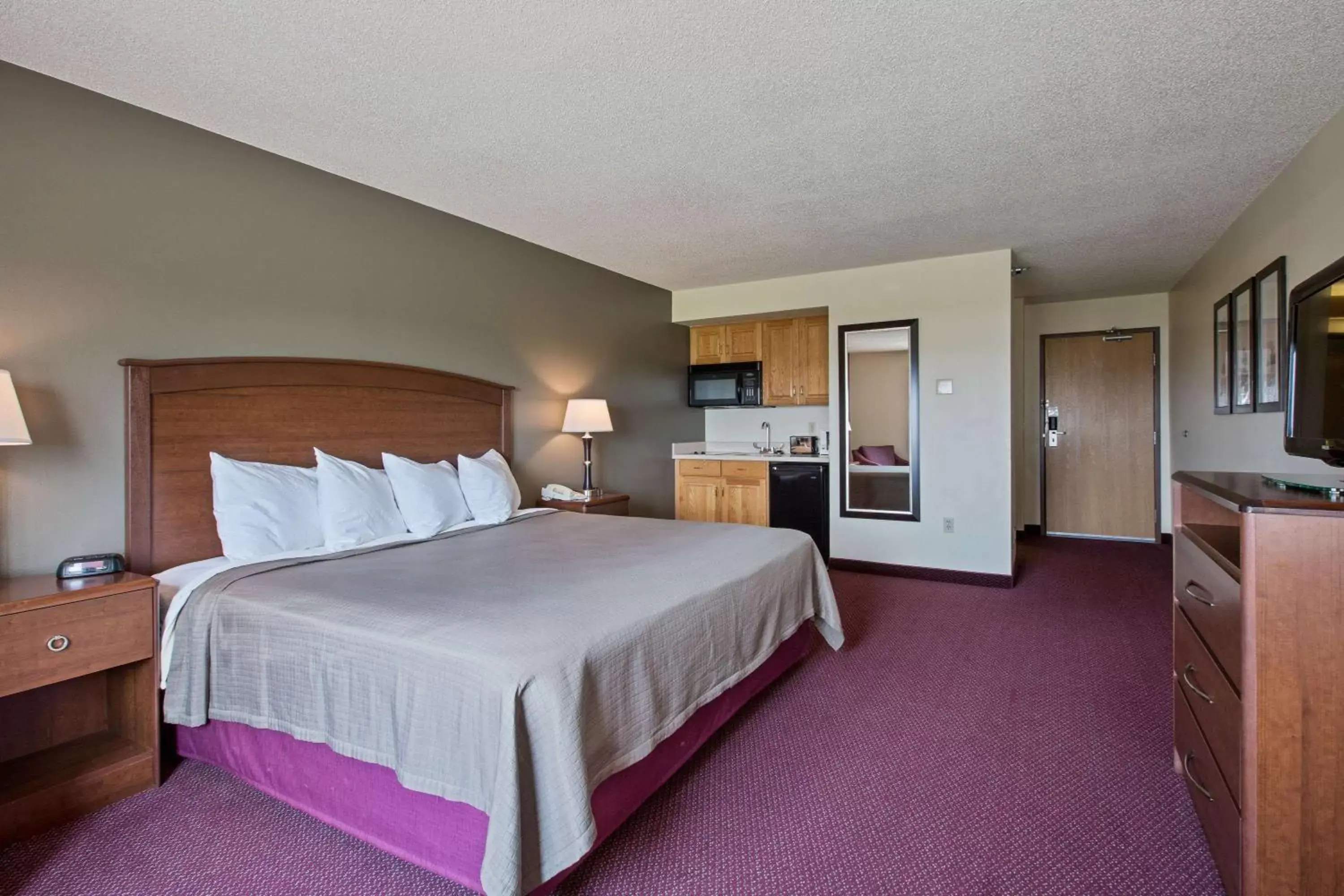 Photo of the whole room, Bed in AmericInn by Wyndham Iowa Falls