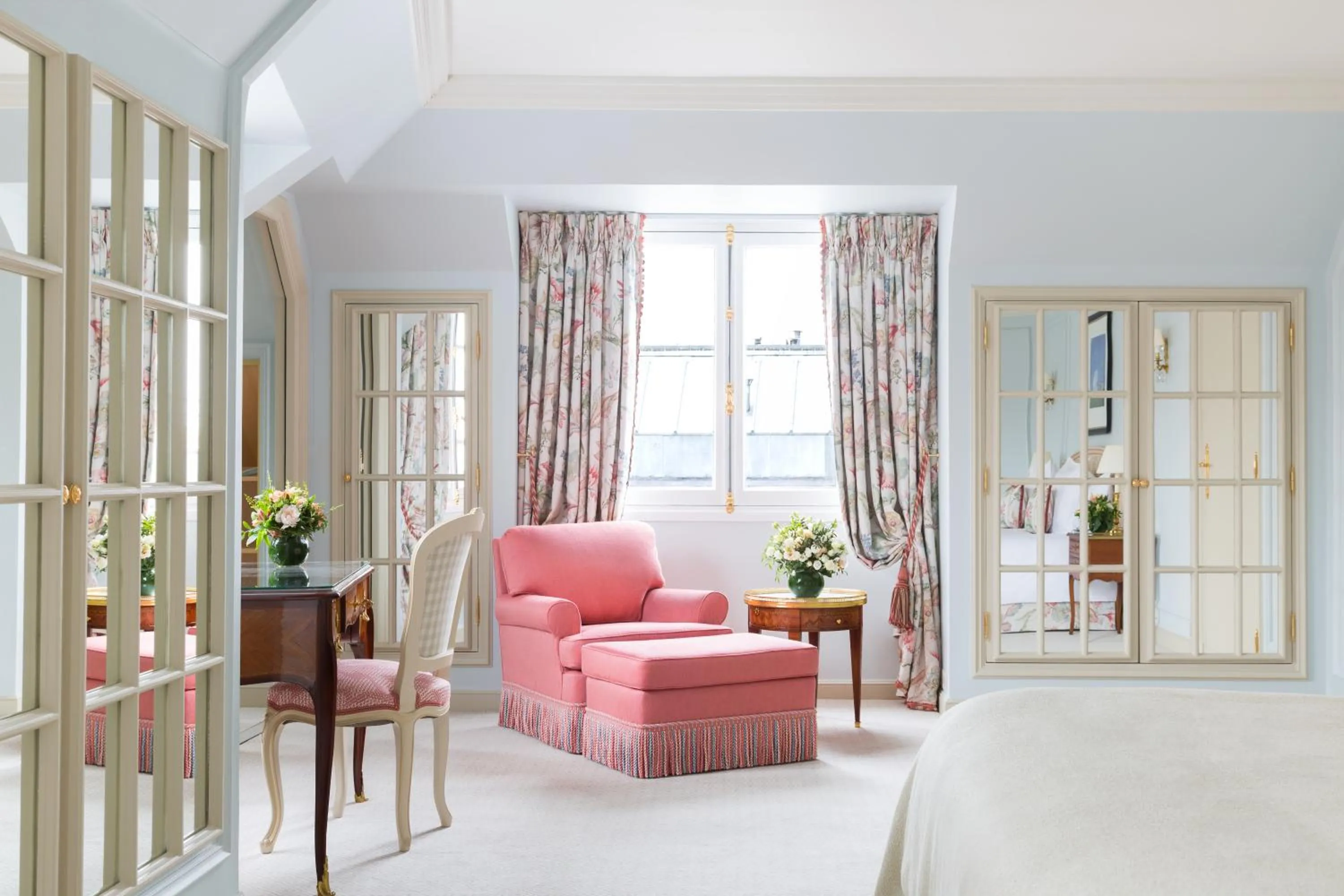 Living room in Le Bristol Paris, Oetker Hotels