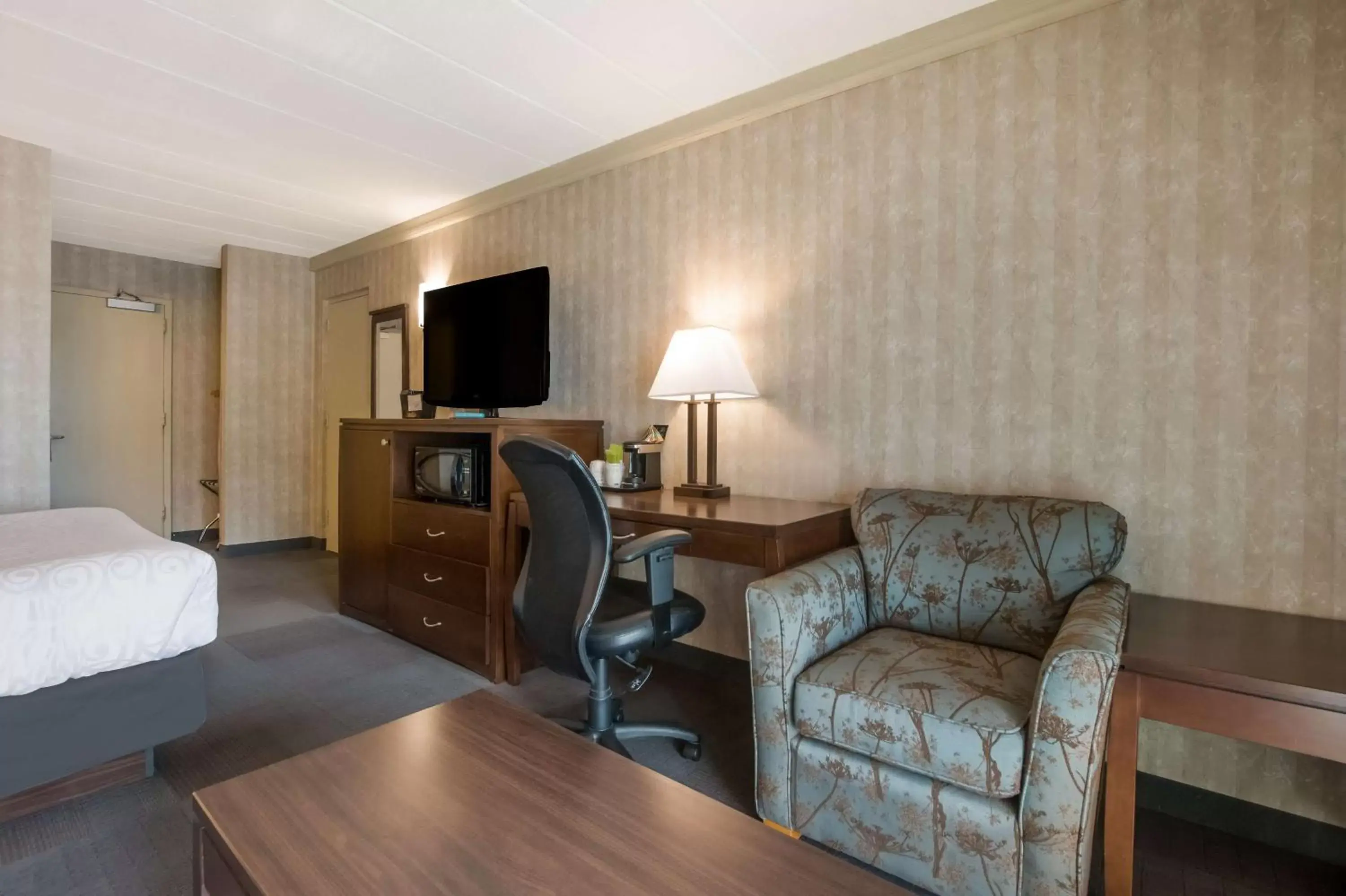 Bedroom, Seating Area in Best Western Brantford Hotel and Conference Centre