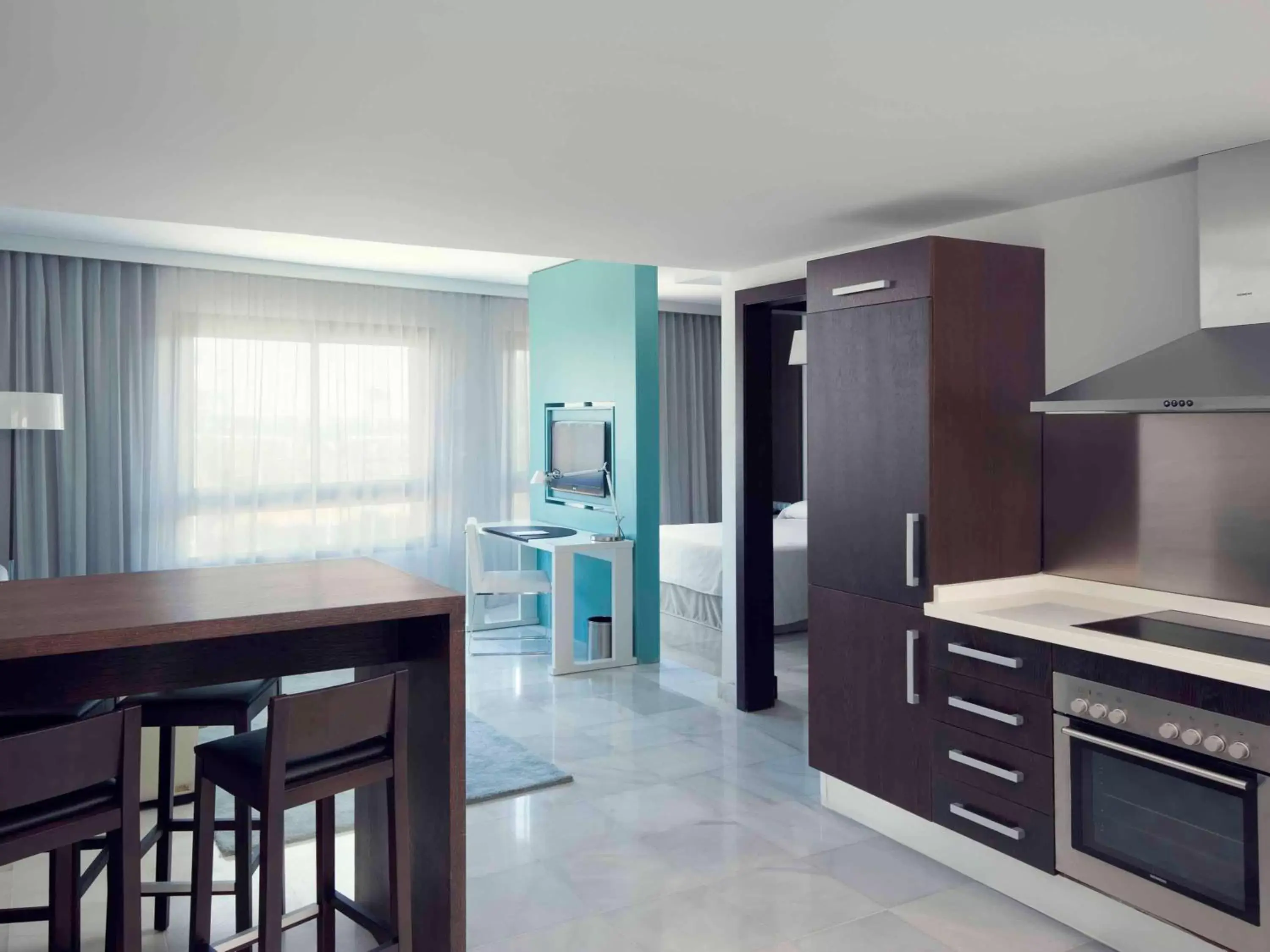 Photo of the whole room, Kitchen/Kitchenette in Mercure Algeciras