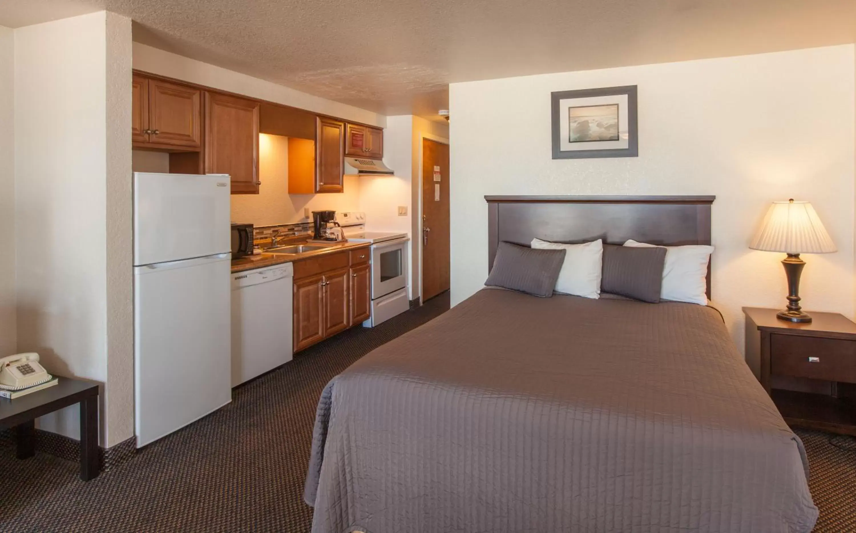 Kitchen or kitchenette, Bed in Surfside Resort