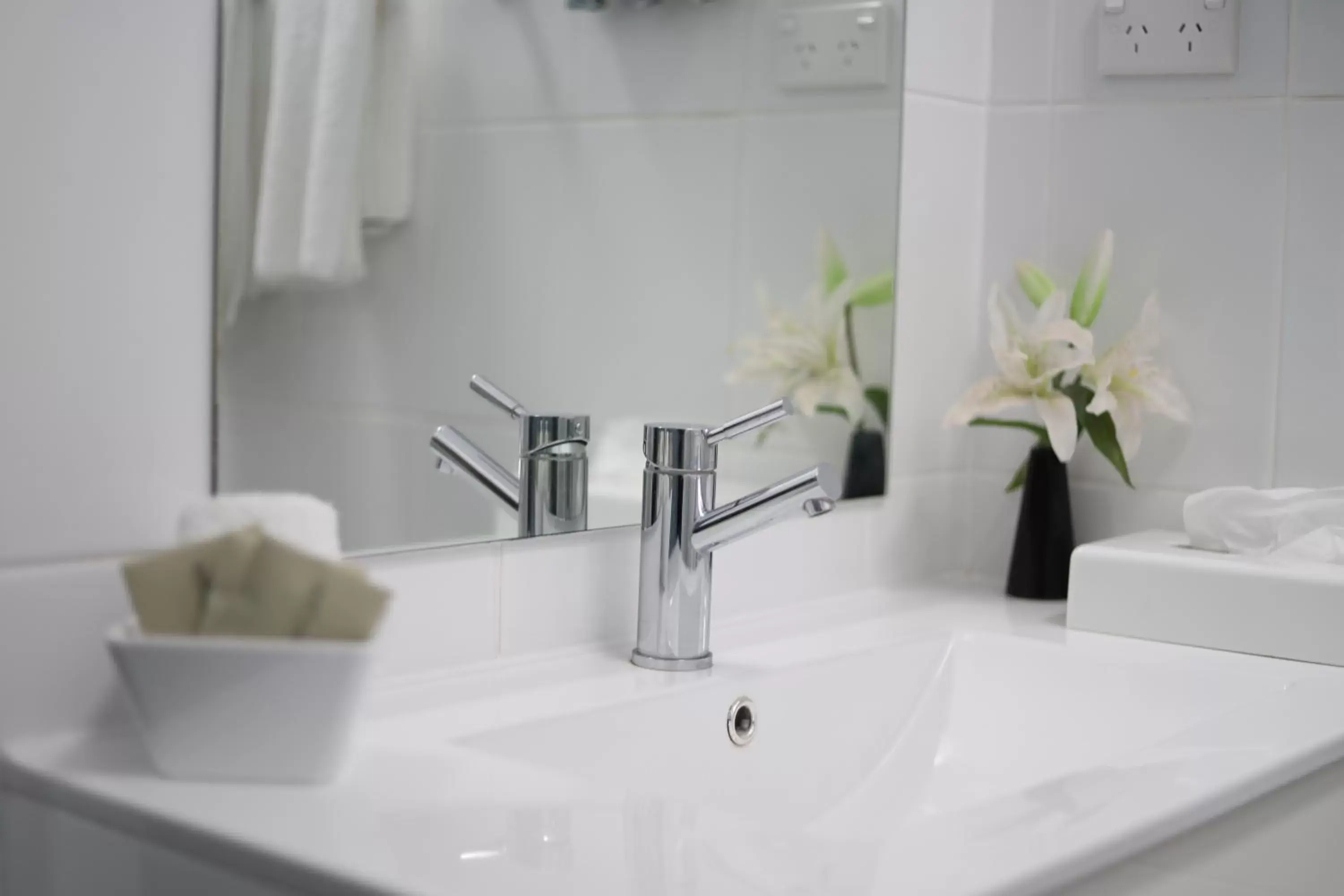 Bathroom in The Town House Motor Inn