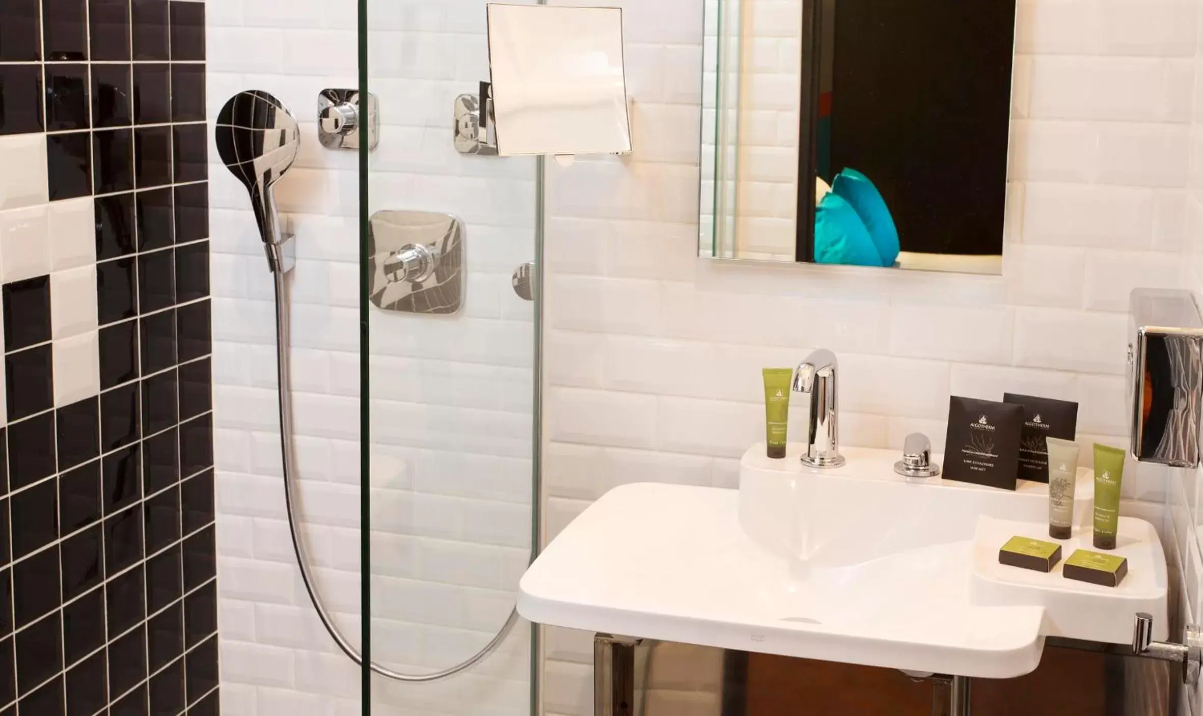 Shower, Bathroom in Hotel Atmospheres