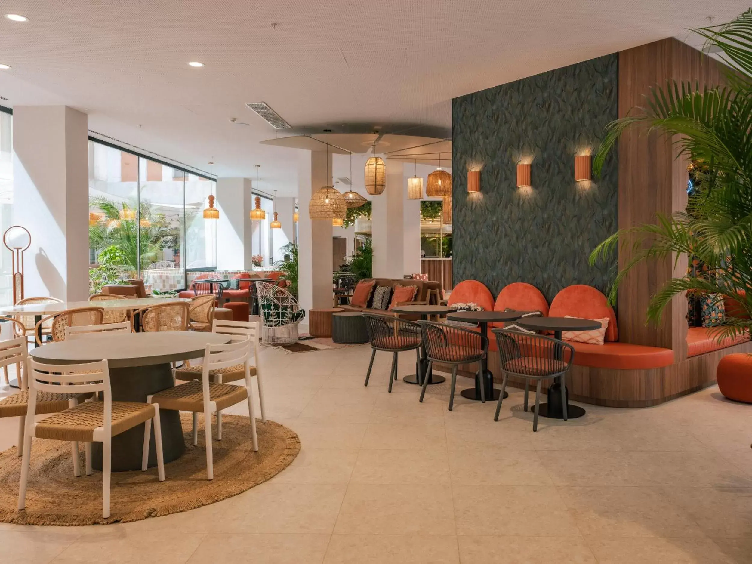 Lounge or bar, Restaurant/Places to Eat in Ibis Styles Sevilla City Santa Justa
