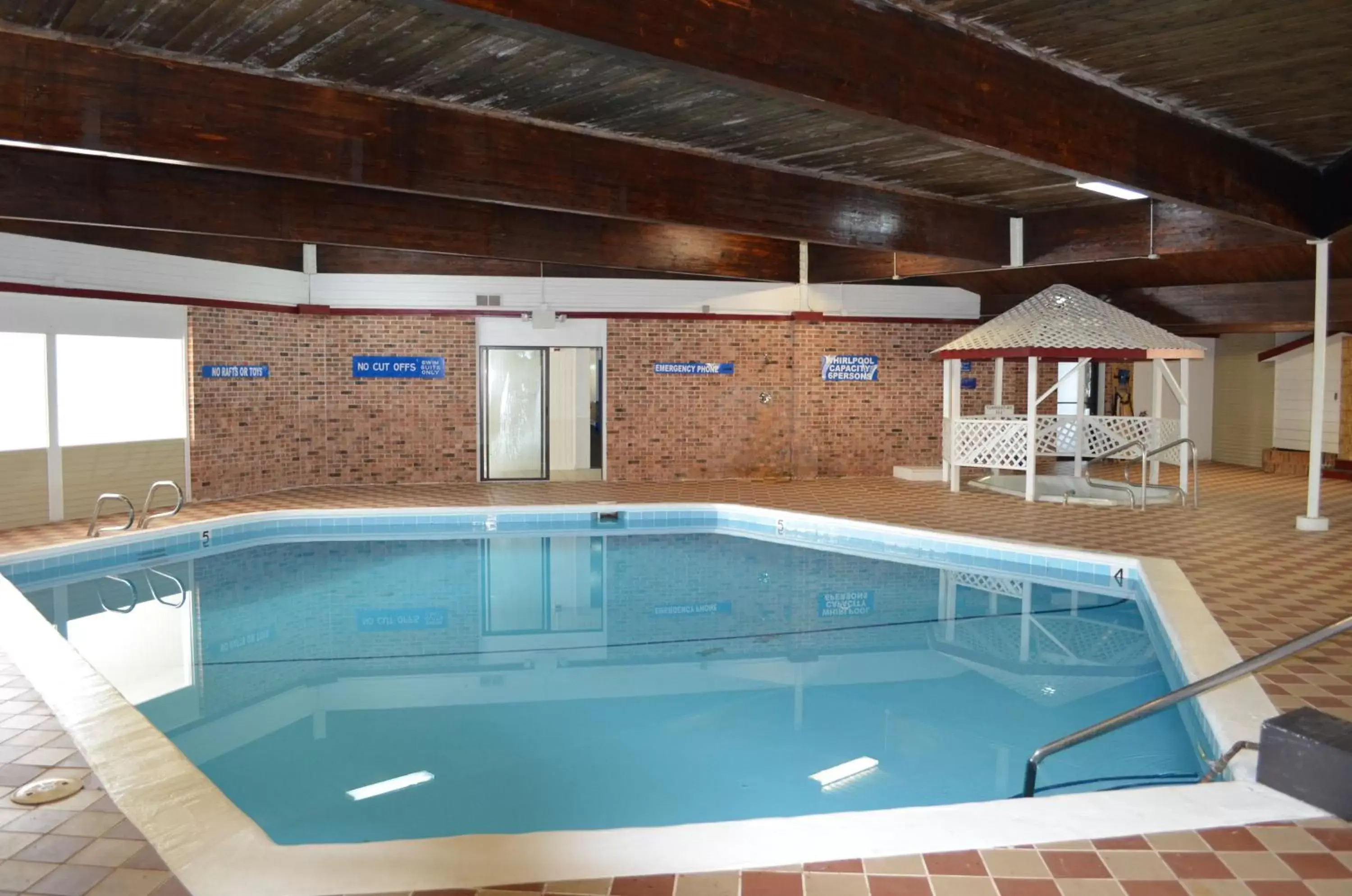 Swimming Pool in Manistee Hotel