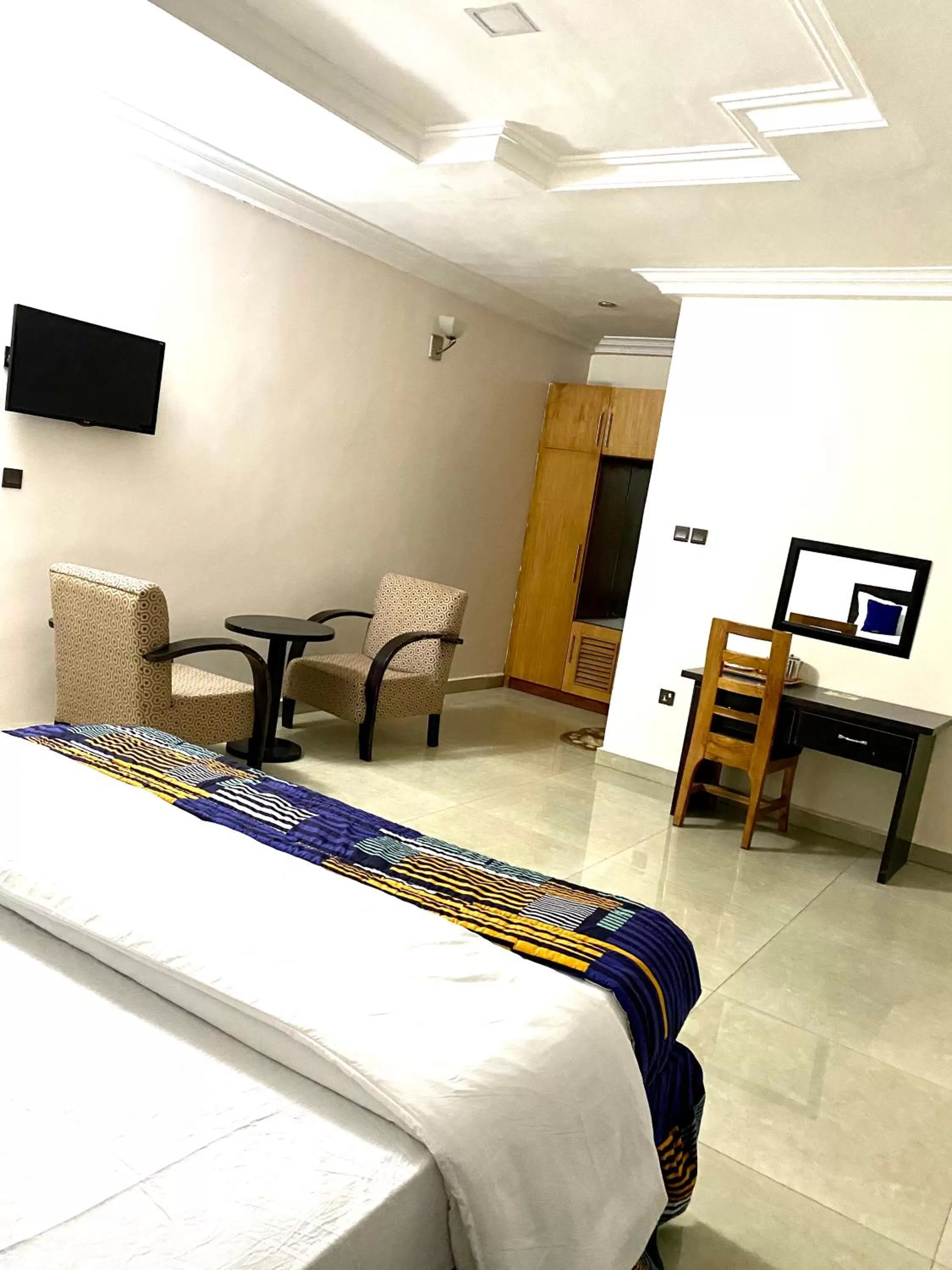 Bed in Nue-Crest Hotels & Suites
