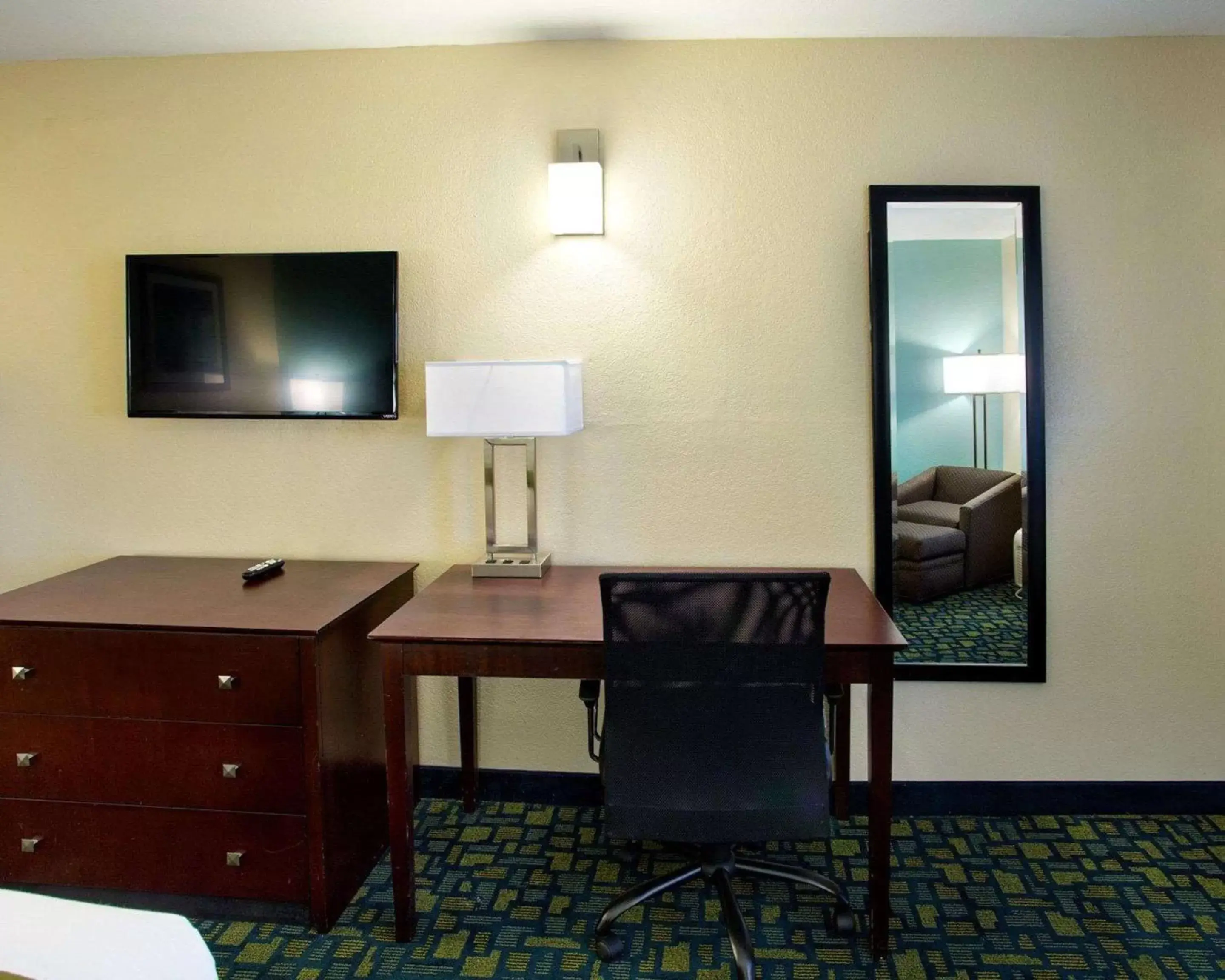 Photo of the whole room, TV/Entertainment Center in Quality Inn Hammond