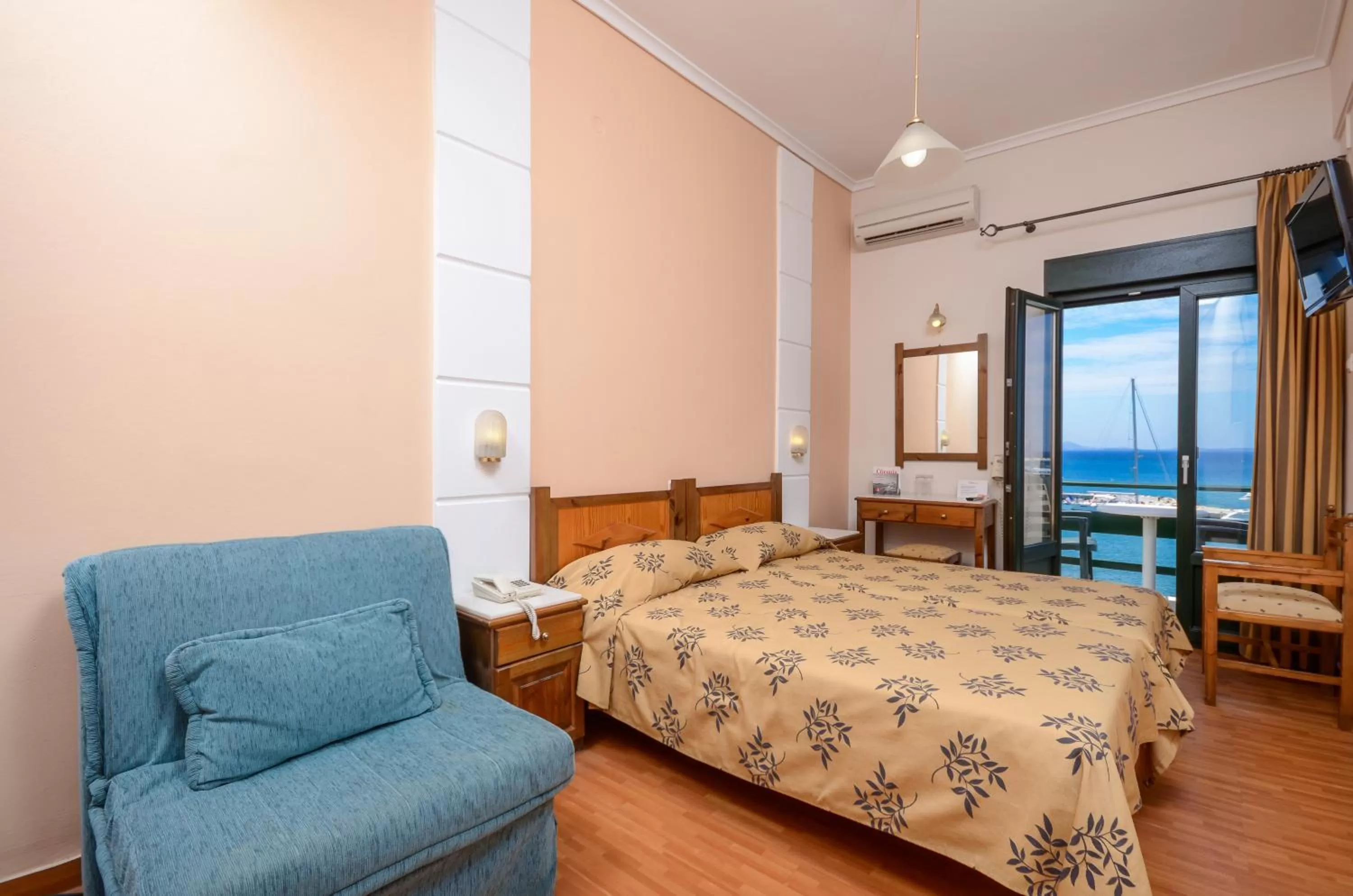 Photo of the whole room, Bed in Hotel Coronis