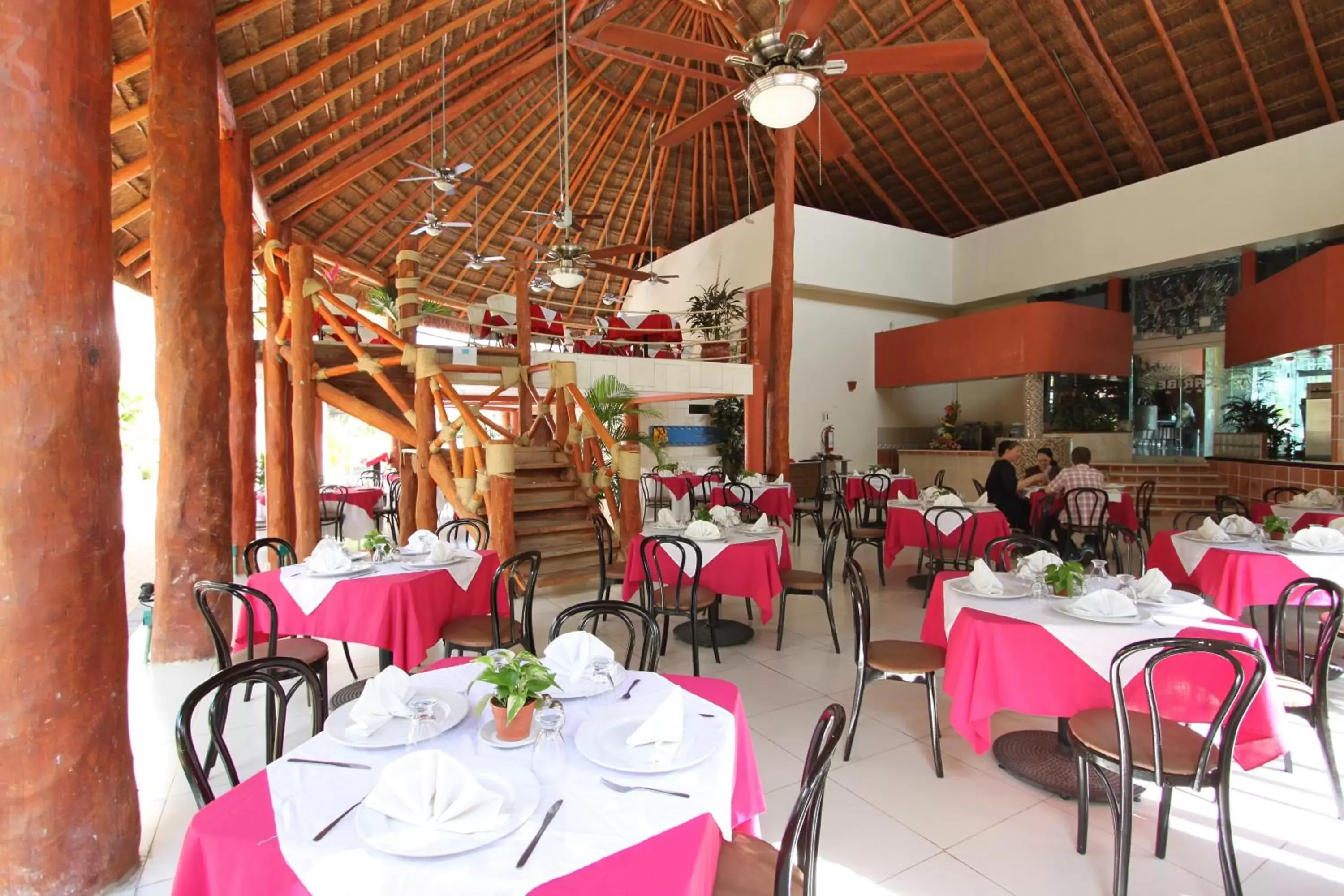 Restaurant/Places to Eat in Hotel Plaza Caribe