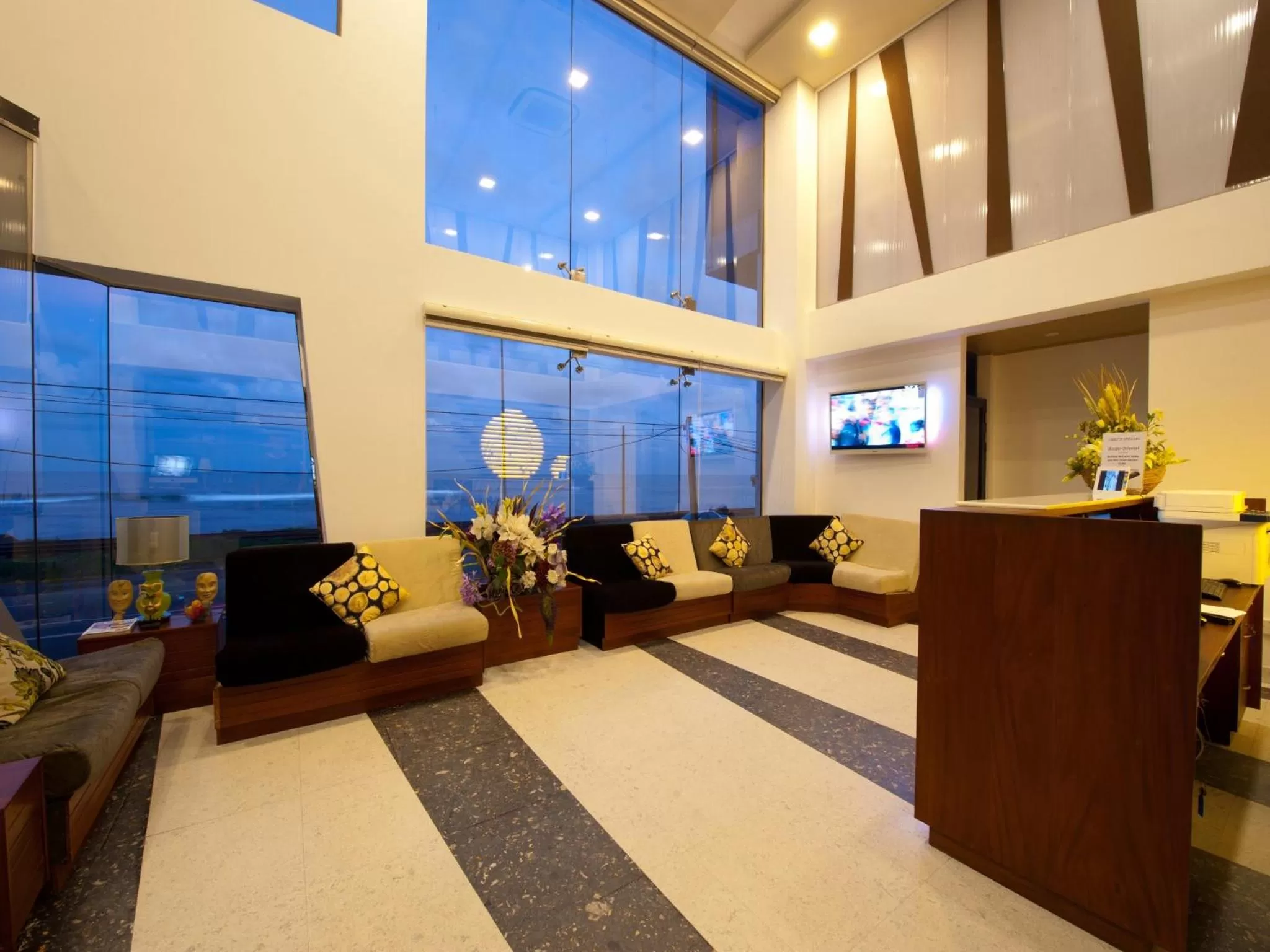 Lobby or reception in The Ocean Colombo - Guaranteed Sea View Rooms