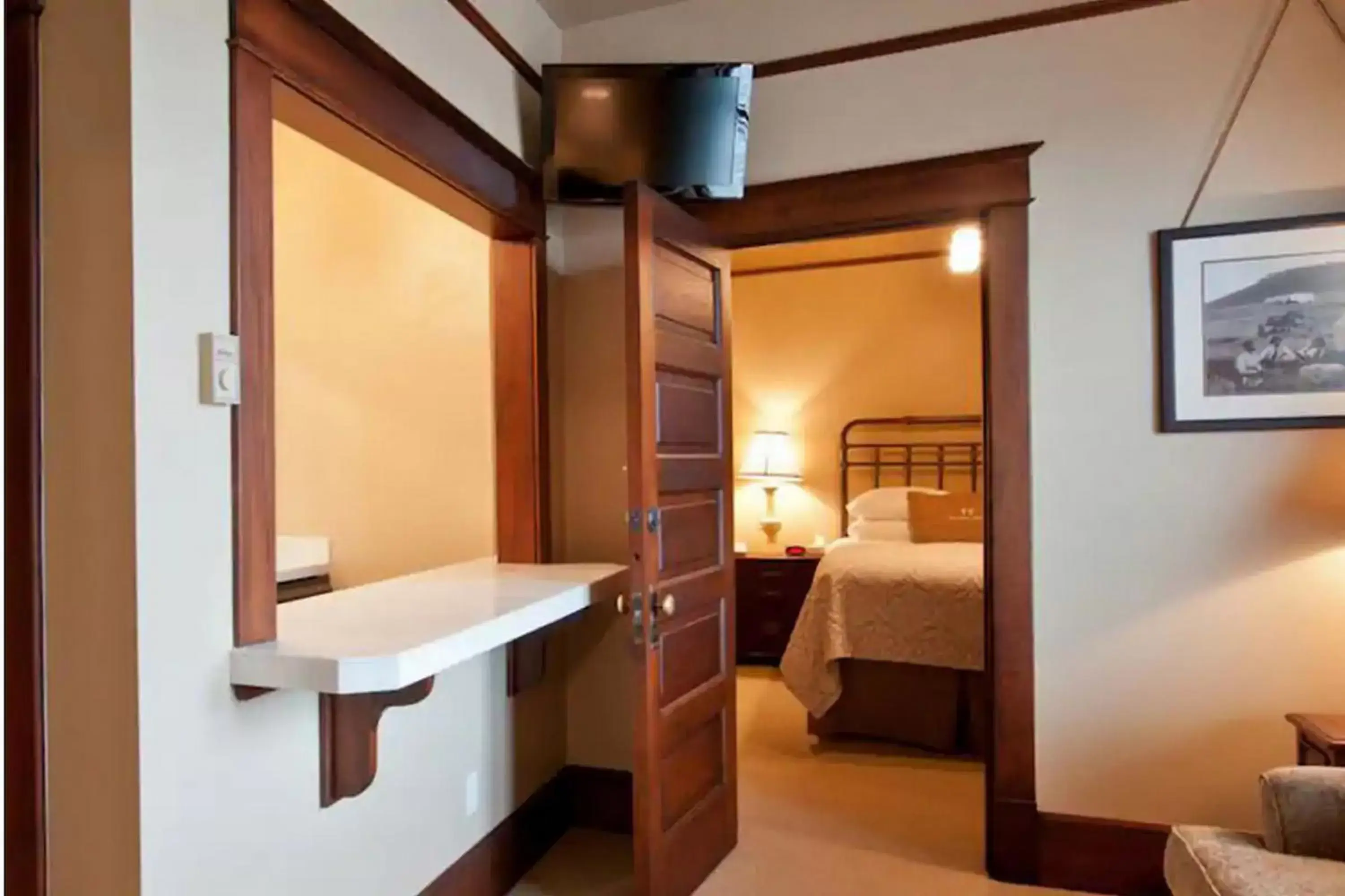 Bedroom, Bathroom in The Sacajawea Hotel