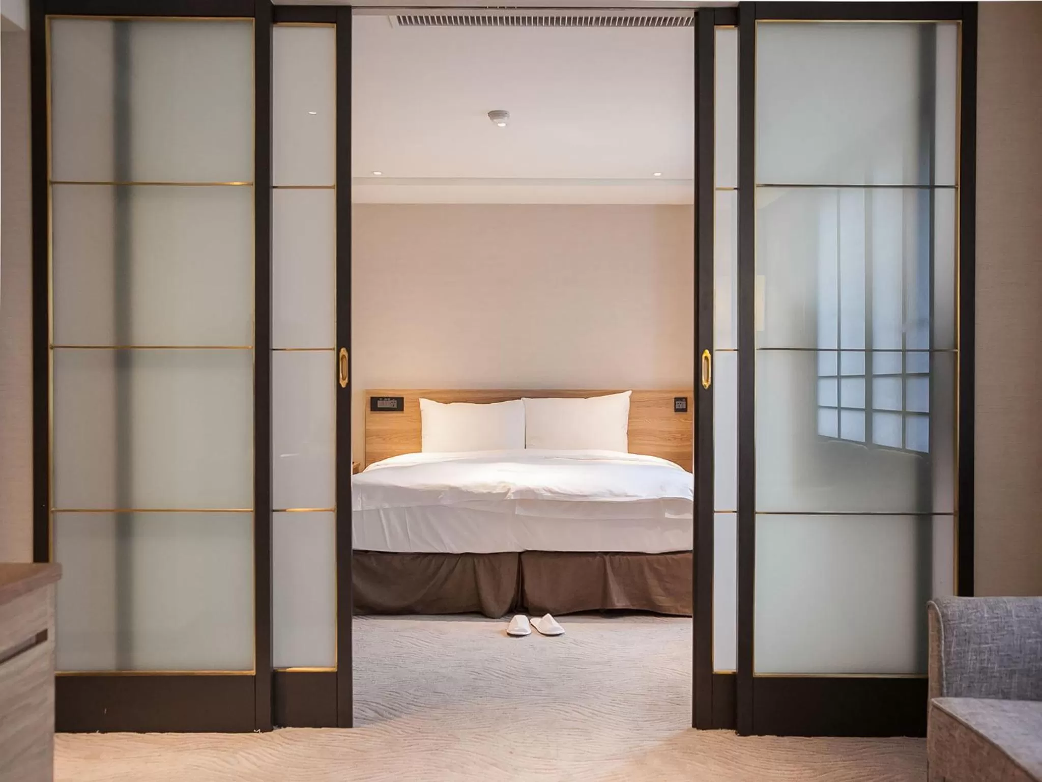 Photo of the whole room, Bed in Royal Inn Taipei Nanxi - MRT Zhongshan Station