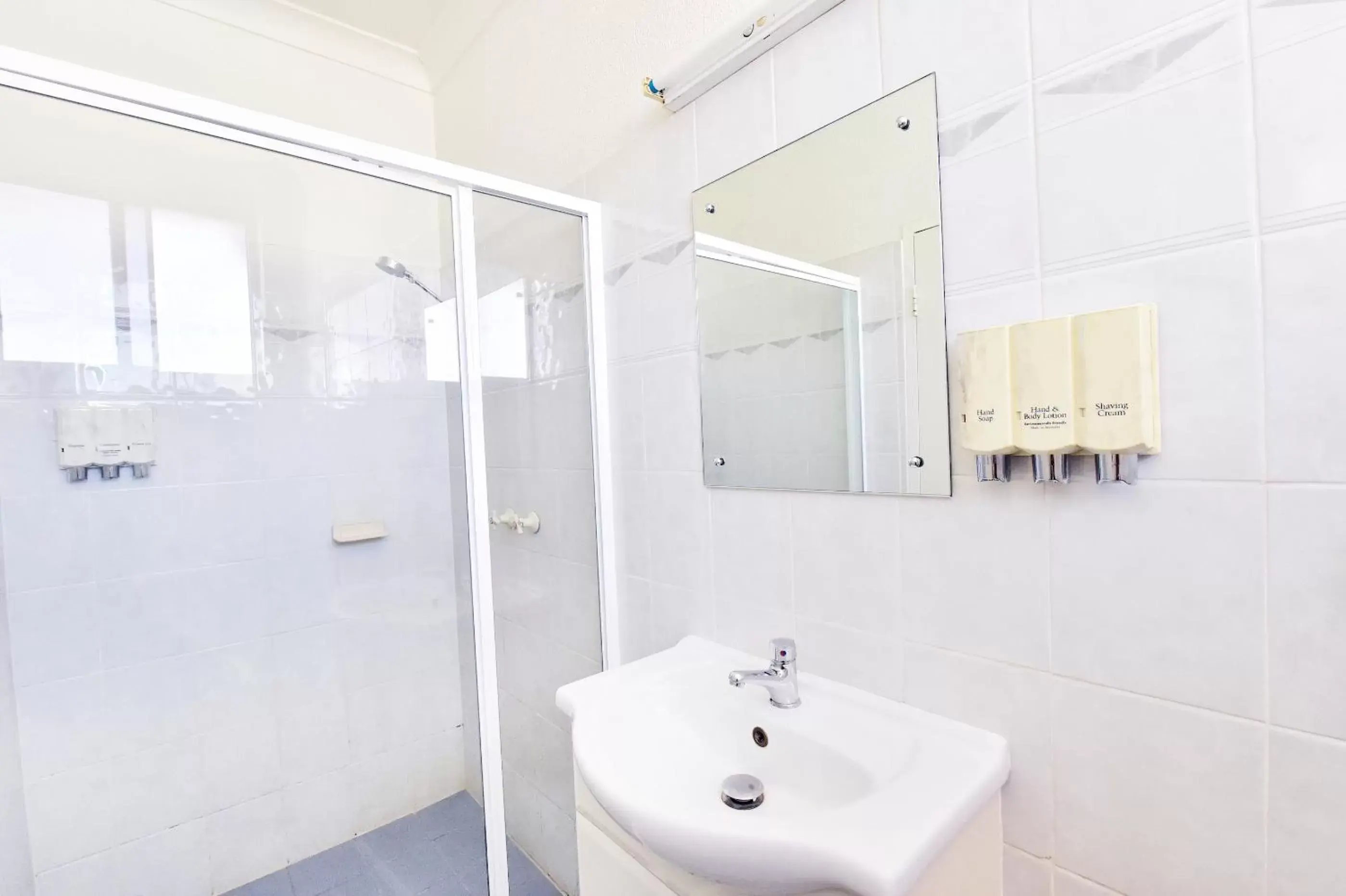 Bathroom in Diplomat Hotel Alice Springs