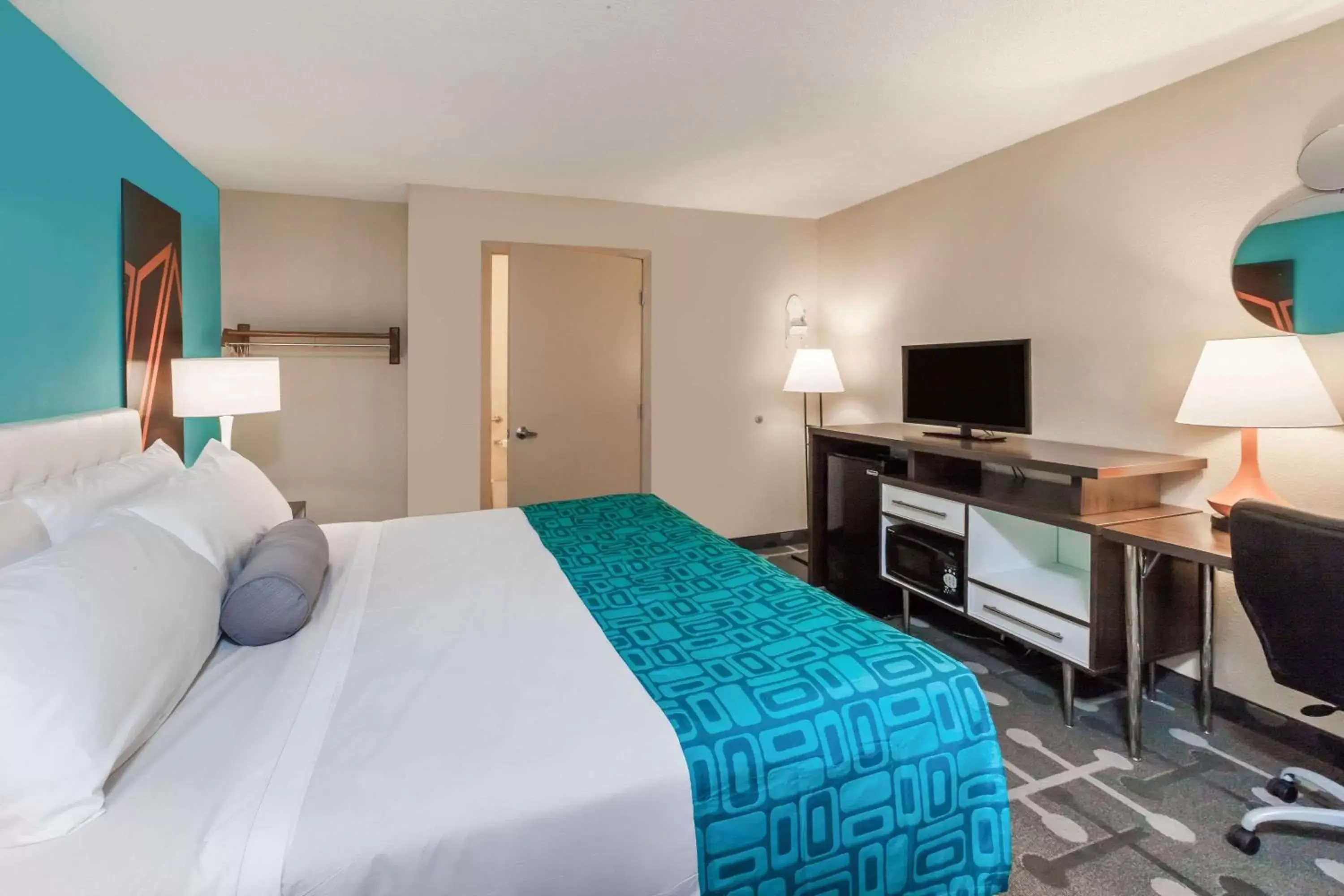 Bedroom in Howard Johnson by Wyndham Romulus Detroit Metro Airport