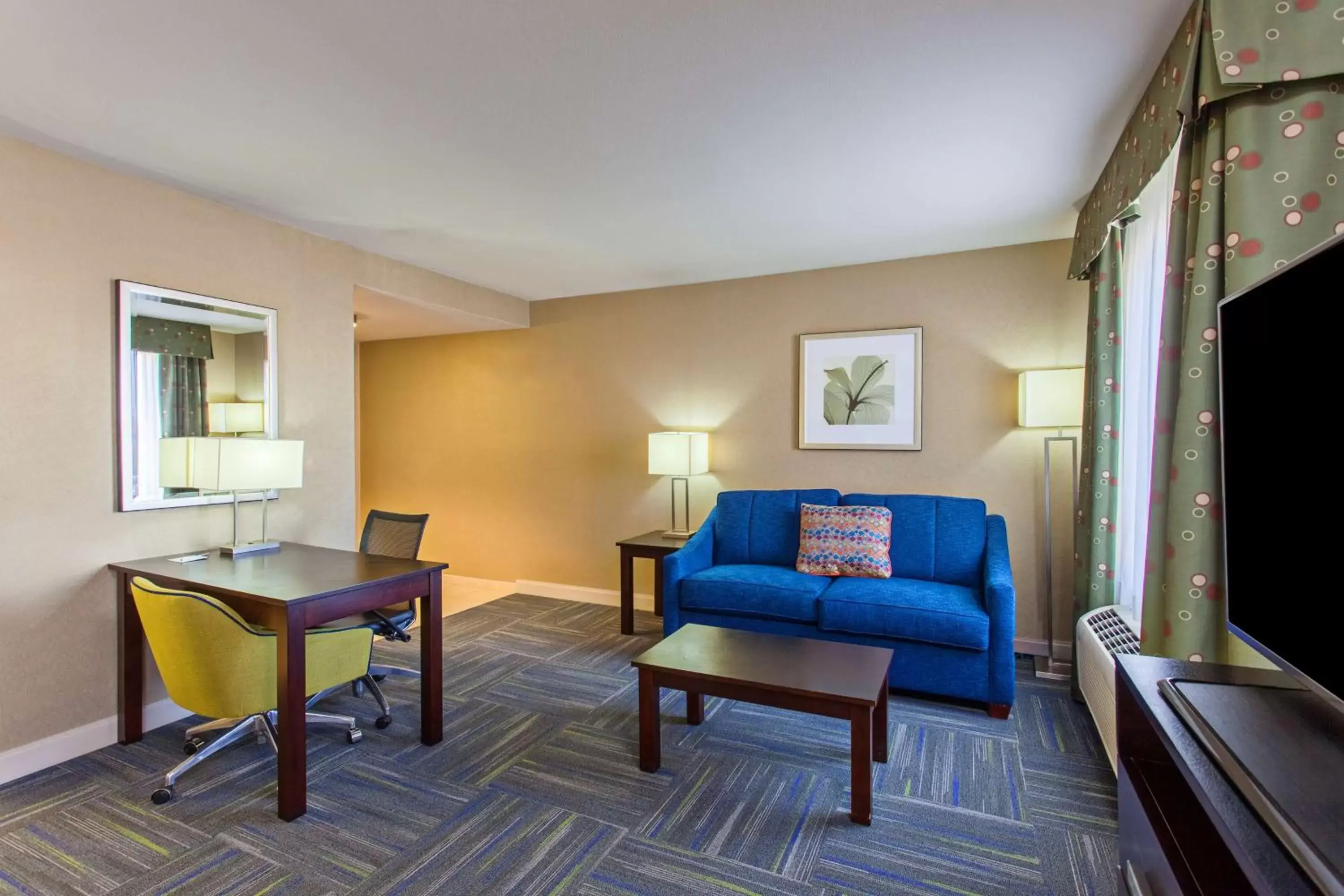 Bed, Seating Area in Hampton Inn and Suites Merced