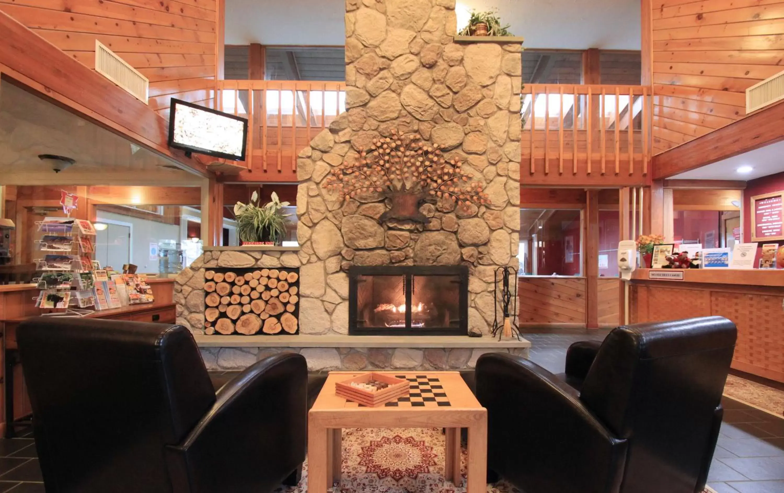Communal lounge/ TV room in Fireside Inn & Suites Gilford