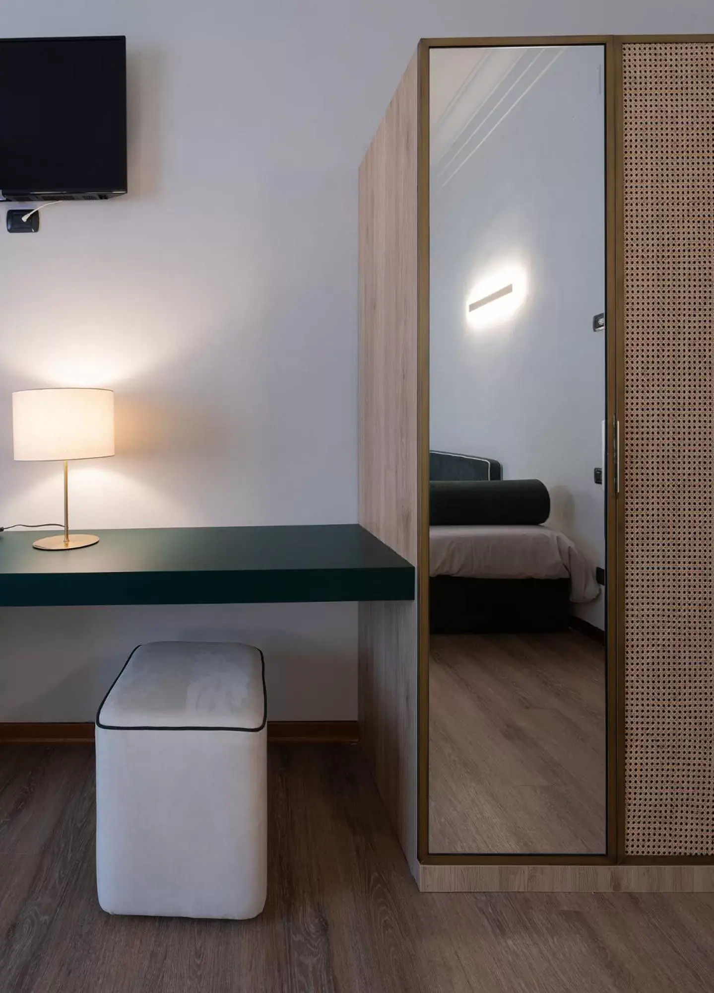 wardrobe, Bed in Hotel Gattapone wardrobe, Bed in Hotel Gattapone