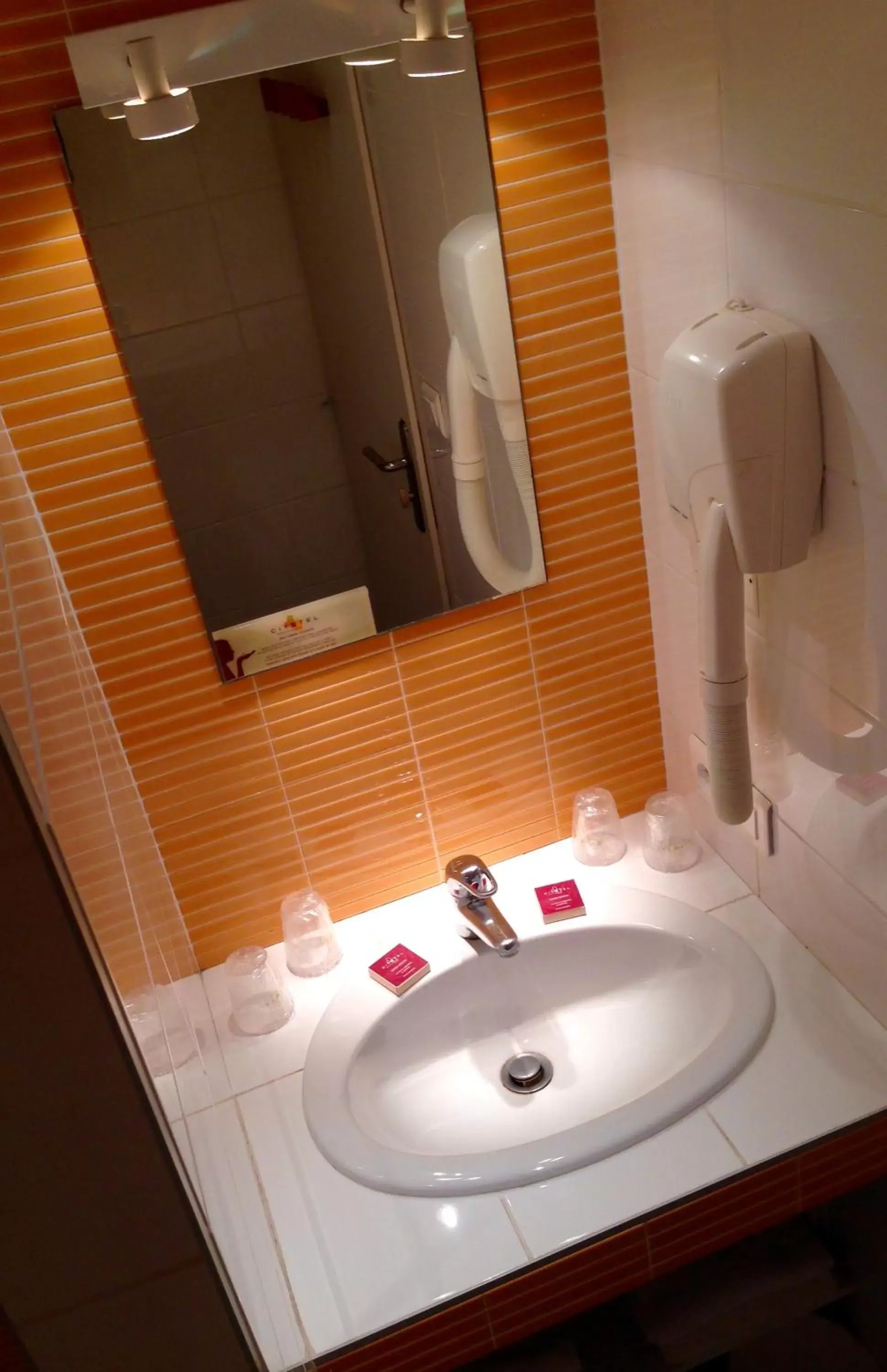 Shower, Bathroom in Amerique Hotel Palavas - Piscine & Parking - Plage