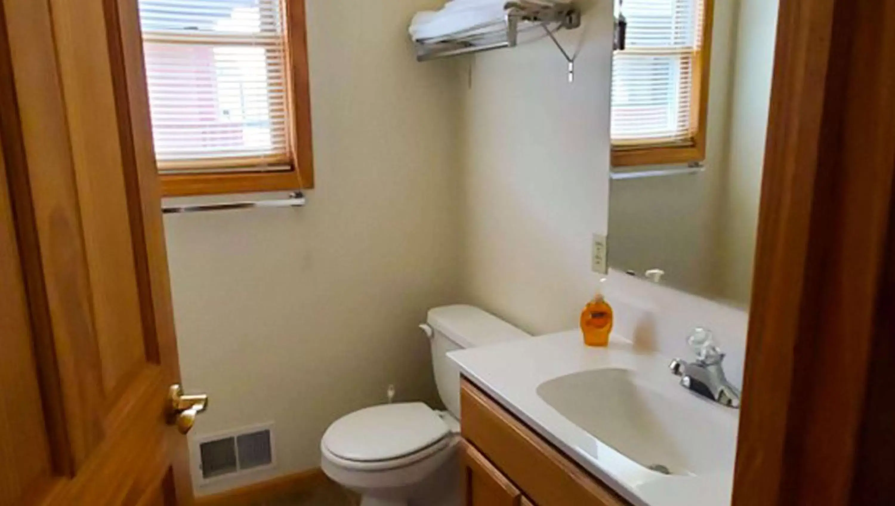 Photo of the whole room, Bathroom in Jasper Ridge Inn Ishpeming