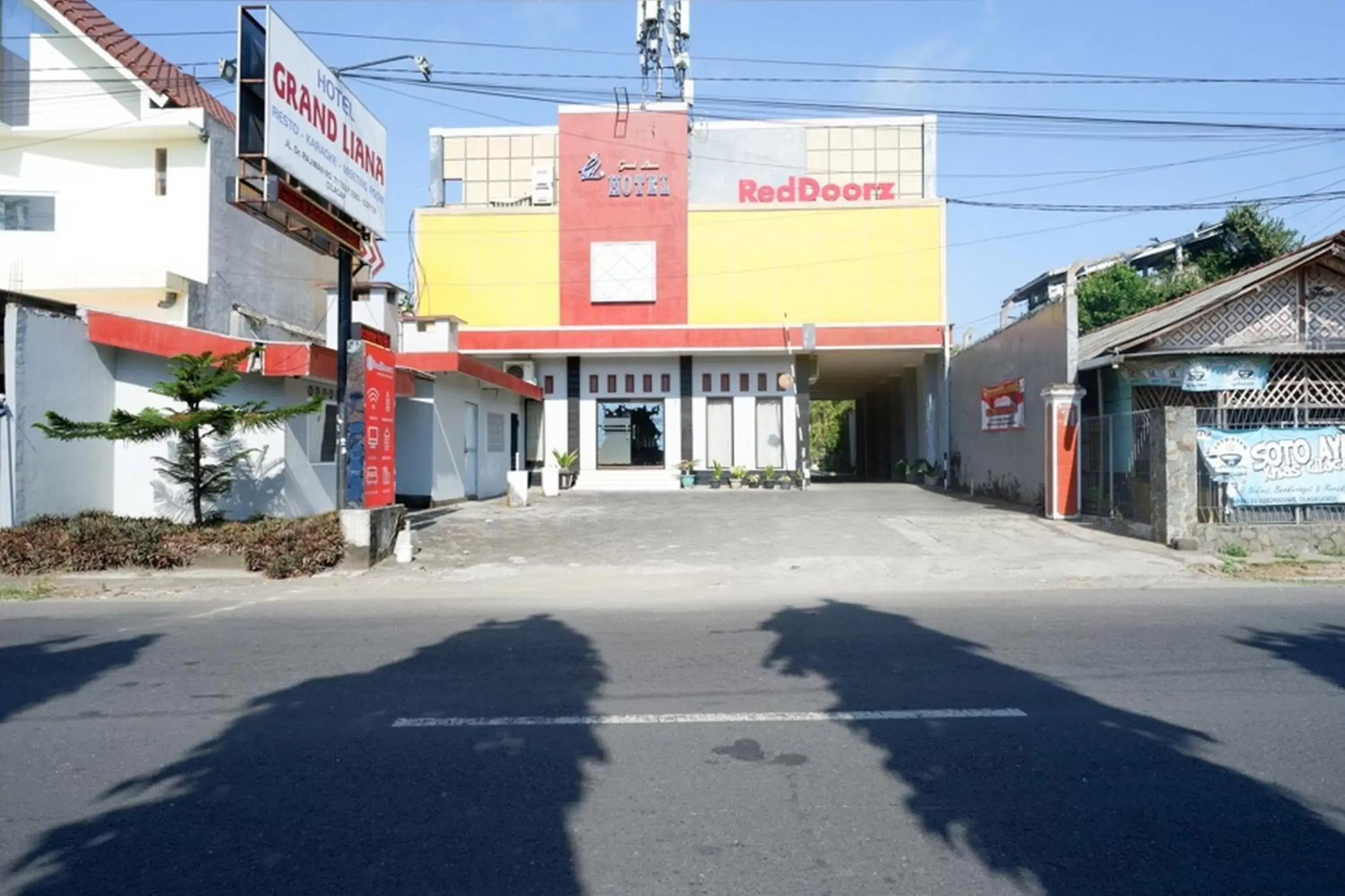 Property Building in RedDoorz Plus near Stadion Wijaya Kusuma