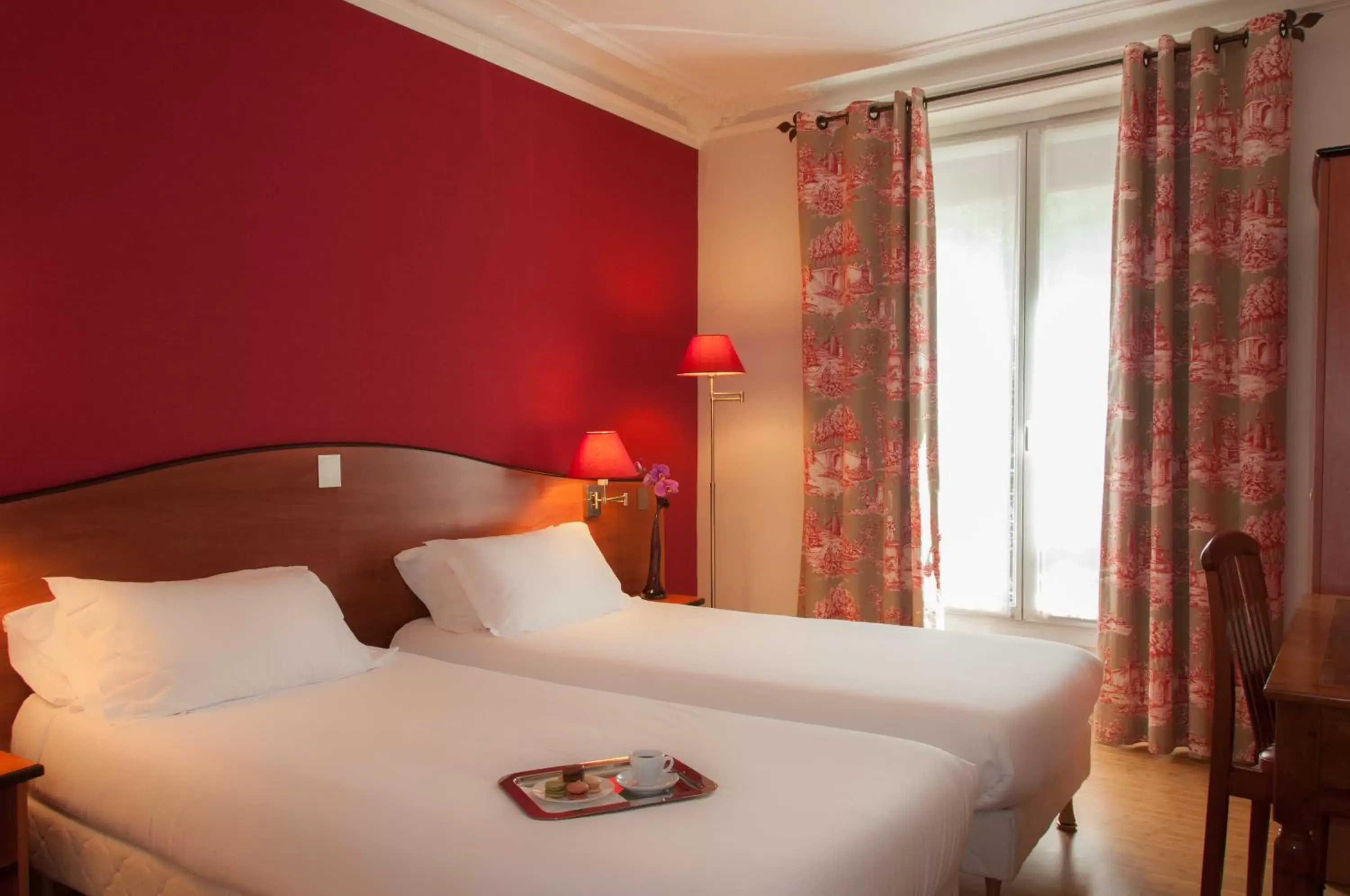 Bedroom, Bed in Hotel Eden Montmartre